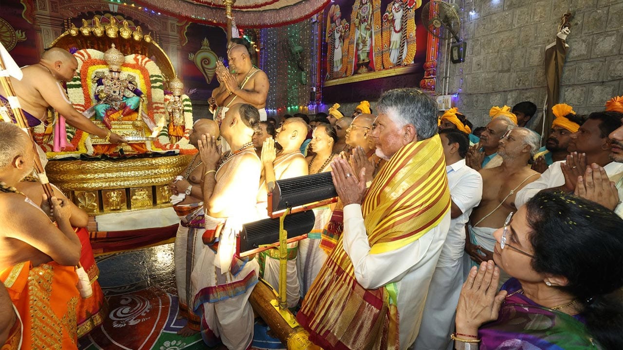శ్రీ బేడి ఆంజనేయ స్వామి వారి ఆలయం వద్దకు చేరుకుని మొక్కులు చెల్లించిన సీఎం అక్కడి నుంచి మంగళవాయిద్యాల నడుమ ఊరేగింపుగా పట్టు వస్త్రాల తో శ్రీవారి ఆలయానికి చేరుకున్నారు. టీటీడీ ఛైర్మన్ బీ.ఆర్. నాయుడు, ఈవో ముద్దాడ రవిచంద్రలు స్వాగతం పలకగా ధ్వజస్తంభానికి నమస్కరించిన సీఏం శ్రీవేంకటేశ్వరస్వామిని దర్శించుకున్నారు. అనంతరం వకుళామాత, విమాన వేంకటేశ్వరస్వామి, భాష్యకార్ల సన్నిధి, యోగ నరసింహస్వామివారిని దర్శించుకున్నారు. రంగ నాయకుల మండపంలో వేద పండితులు వేదమంత్రోచ్ఛారణలతో సీఎం చంద్రబాబు కుటుంబాన్ని ఆశీర్వదించగా టీటీడీ ఛైర్మన్, ఈవో, అడిషనల్ ఈవోలు ముఖ్యమంత్రికి శ్రీవారి చిత్రపటాలు, తీర్థప్రసాదాలు అందజేశారు.