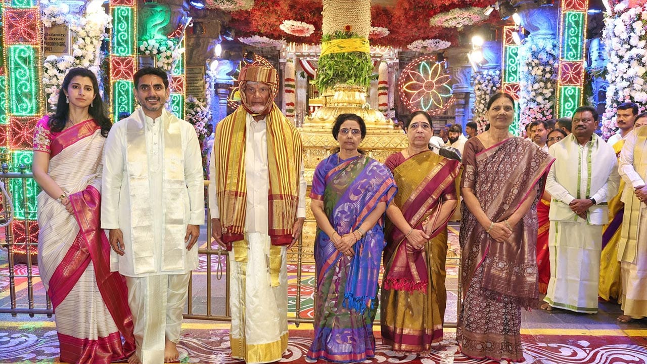 ఇక బ్రహ్మోత్సవాల్లో ప్రతి ఏటా మాదిరిగానే ఈ ఏడాది 2027కు సంబంధించిన టీటీడీ డైరీలు, క్యాలెండర్లను సీఎం ఆవిష్కరించారు అనంతరం ప్రభుత్వాలు మొదటి రోజు తొలి వాహన సేవ అందుకున్న మలయప్ప స్వామి పెద్దశేష వాహన సేవలో భక్తులకు దర్శనం ఇచ్చారు. పెద్దశేష వాహన సేవలో సీఎం పాల్గొని స్వామివారిని దర్శించుకున్నారు. సీఎం వెంట రాష్ట్ర దేవాదాయ, ధర్మాదాయ శాఖ మంత్రి ఆనం రామనారాయణ రెడ్డి, రాష్ట్ర మానవ వనరులు, ఐటి శాఖ మంత్రి నారా లోకేష్, జిల్లా ఇన్చార్జి మంత్రి అనగాని సత్య ప్రసాద్ తోపాటు పలువురు మంత్రులు, ఎమ్మెల్యేలు, టీటీడీ పాలక మండలి సభ్యులు, జిల్లా కలెక్టర్ ఎస్. వేంకటేశ్వర్, జిల్లా ఎస్పీ ఎల్. సుబ్బరాయుడసీవీఎస్వో మురళీకృష్ణ పాల్గొన్నారు.