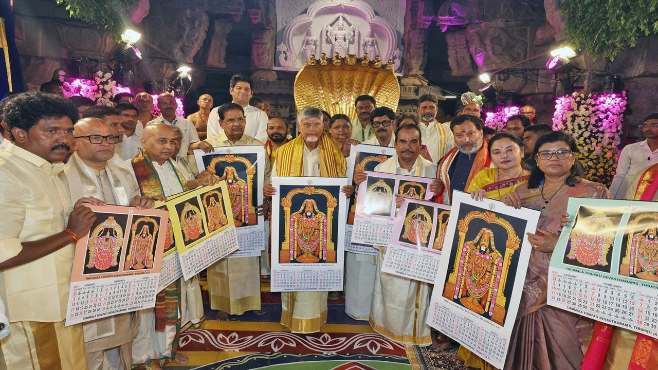 ఉత్తరప్రదేశ్లోని వారణాసి నుంచి వచ్చిన కళాకారులు ప్రదర్శన భక్తులను భక్తిభావంలో ముంచెత్తింది. రామాయణంలోని ఘట్టాలను నృత్య, సంగీత, అభినయ రూపాల్లో ప్రదర్శించి శ్రీరాముని మహిమను చాటిచెప్పారు. వివిధ రాష్ట్రాల కళాబృందాలు ప్రదర్శించిన కోలాటాలు, డప్పు, డ్రమ్ము విన్యాసాలు కూడా భక్తులను విశేషంగా ఆకట్టుకున్నాయి. పెద్దశేష వాహనసేవ సందర్భంగా తిరుమలలో మార్మోగిన భిన్న రాష్ట్రాల జానపద సంగీతం, నృత్యాలు భారతీయ సంస్కృతిలోనిభిన్నత్వంలో ఏకత్వం అనే గొప్ప సందేశాన్ని చాటిచెప్పాయి. శ్రీవారి బ్రహ్మోత్సవాల్లోని కళా ప్రదర్శనలు భక్తులకు ఆధ్యాత్మిక ఆనందంతో పాటు భారతీయ కళా, సాంస్కృతిక వైభవాన్ని ప్రత్యక్షంగా ఆస్వాదించే అరుదైన అవకాశం కల్పిస్తున్నాయి.
