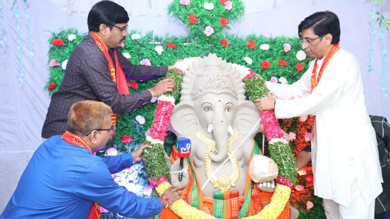 తెలుగు రాష్ట్రాలతోపాటు.. దేశవ్యాప్తంగా వినాయక చవితి సందడి నెలకొంది. గల్లీ గల్లీలో వినాయకుని మండపాలు దర్శనం ఇస్తున్నాయి. ఎటు చూసినా గణపయ్య నామ స్మరణతో మారుమోగుతోంది.. ఉదయం నుంచి భక్తులు.. భక్తిశ్రద్ధలతో గణేష్ విగ్రహలను ప్రతిష్టించి పూజలు నిర్వహిస్తున్నారు. ప్రతీ గడపా గణనాథుని నామస్మరణతో మార్మోగుతోంది.