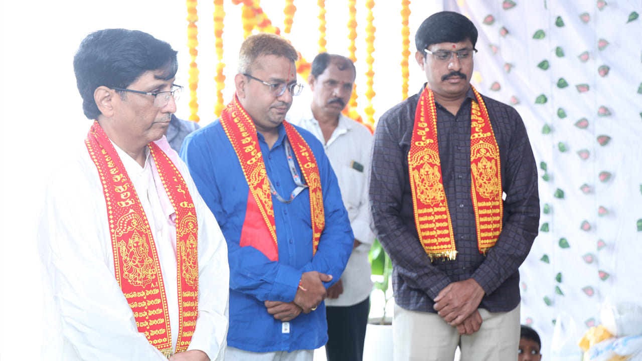 ఈ క్రమంలోనే మీడియా దిగ్గజం టీవీ9 ప్రధాన కార్యాలయంలో వినాయక చవితి వేడుకలు అత్యంత వైభవంగా, కన్నుల పండువగా ప్రారంభమయ్యాయి. ప్రతి ఏడు లాగే ఈ ఏడాది కూడా పర్యావరణ హితమైన మట్టి విగ్రహాన్ని ప్రతిష్టించి టీవీ9 కుటుంబ సభ్యులంతా కలిసి ప్రత్యేక పూజలు నిర్వహించారు.
