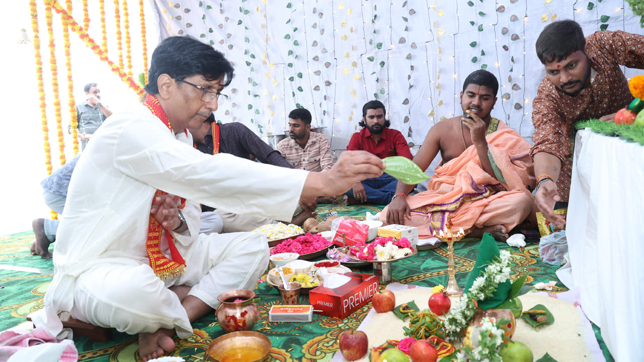 ఈ పవిత్ర కార్యక్రమంలో టీవీ9 ఛానల్ ముఖ్య అధికారులు, సిబ్బంది పెద్ద ఎత్తున పాల్గొన్నారు. ఈ కార్యక్రమంలో ఛానల్ సీఎఫ్‌ఓ శివానంద పాల్గొని ప్రత్యేక పూజలు నిర్వహించారు. విఘ్నాలు తొలగాలని, రాష్ట్ర ప్రజలందరూ సుభిక్షంగా ఉండాలని ఆయన ఆకాంక్షించారు.

