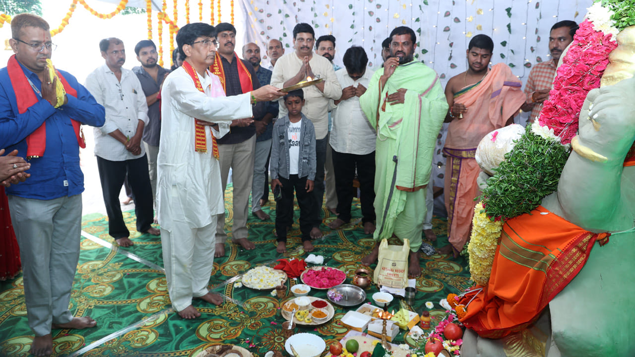 వినాయక చవితి పర్వదినాన్ని పురస్కరించుకుని టీవీ9 ఆఫీస్‌లో జరిగిన ఈ వేడుకలు అందరినీ ఆకట్టుకున్నాయి. హెచ్‌ఆర్ కల్యాణ్, అడ్మిన్ రాము, ఎడిటర్ వీరభద్రరావు తదితరులు వినాయక పూజా కార్యక్రమంలో పాల్గొని ప్రత్యేక పూజలు నిర్వహించారు.
