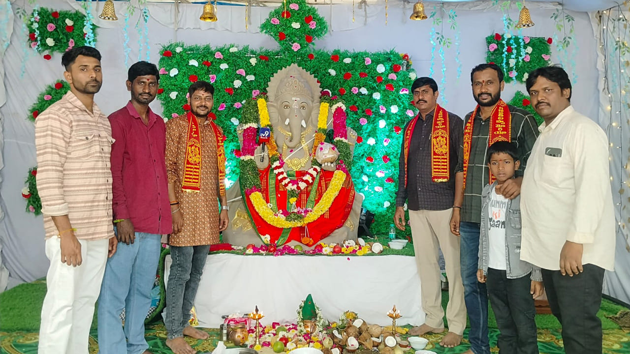 కార్యాలయం మొత్తం పూలు, విద్యుత్ దీపాలతో సుందరంగా అలంకరించడంతో ఆధ్యాత్మిక వాతావరణం సంతరించుకుంది. పూజా కార్యక్రమాలు ముగిసిన అనంతరం సిబ్బంది అందరూ కలిసి స్వామివారి తీర్థ ప్రసాదాలను స్వీకరించారు. ప్రతి ఏటా ఇలాగే జర్నలిస్టులు, సిబ్బంది ఒకచోట చేరి పండుగను ఘనంగా జరుపుకోవడం శుభ పరిణామమని యాజమాన్యం పేర్కొంది.