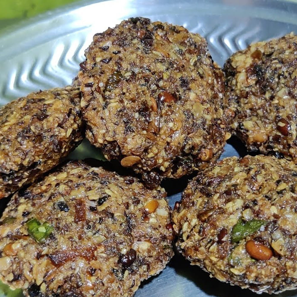 కావలసిన పదార్థాలు: 1 కప్పు ఉలవచారు కాచగా మిగిలిన ఉడికించిన ఉలవలు, 1 చిన్న గ్లాసు పొట్టు పెసరపప్పు, 5 పచ్చిమిరపకాయలు, 1 చిన్న అల్లం ముక్క, సన్నగా తరిగిన 2 ఉల్లిపాయలు, 2 టేబుల్ స్పూన్ల బియ్యప్పిండి, తాజా కరివేపాకు తరుగు, రుచికి సరిపడా ఉప్పు, డీప్ ఫ్రైకి సరిపడా నూనె