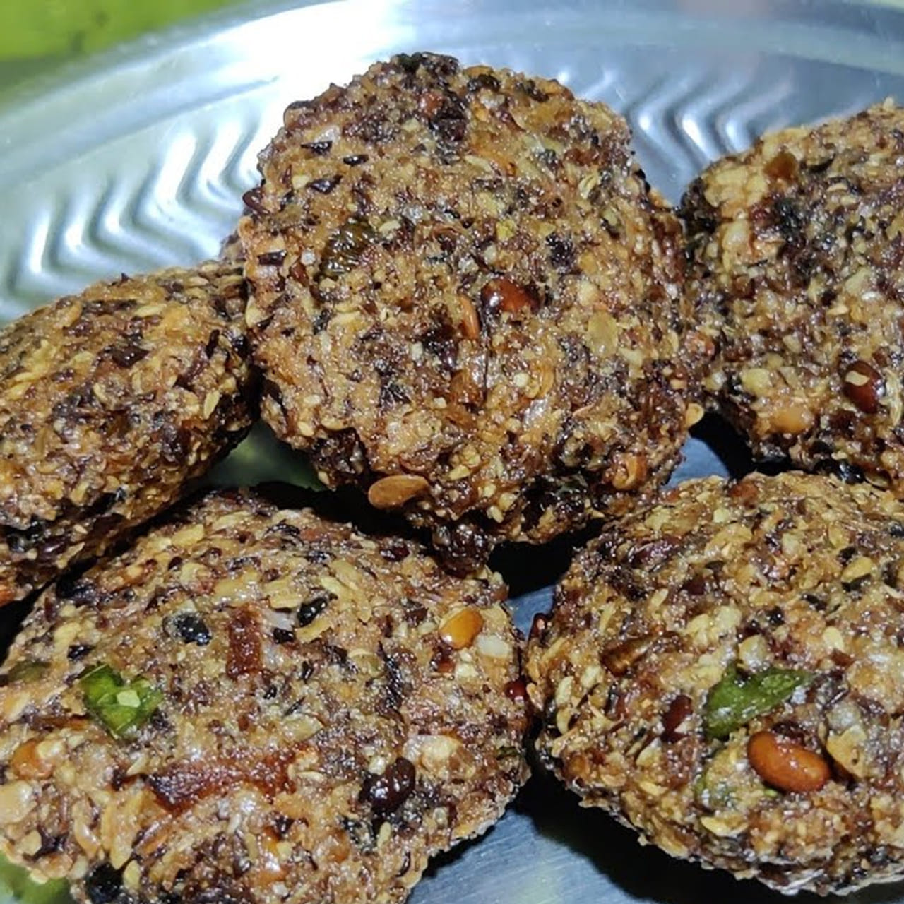 కావలసిన పదార్థాలు: 1 కప్పు ఉలవచారు కాచగా మిగిలిన ఉడికించిన ఉలవలు, 1 చిన్న గ్లాసు పొట్టు పెసరపప్పు, 5 పచ్చిమిరపకాయలు, 1 చిన్న అల్లం ముక్క, సన్నగా తరిగిన 2 ఉల్లిపాయలు, 2 టేబుల్ స్పూన్ల బియ్యప్పిండి, తాజా కరివేపాకు తరుగు, రుచికి సరిపడా ఉప్పు, డీప్ ఫ్రైకి సరిపడా నూనె