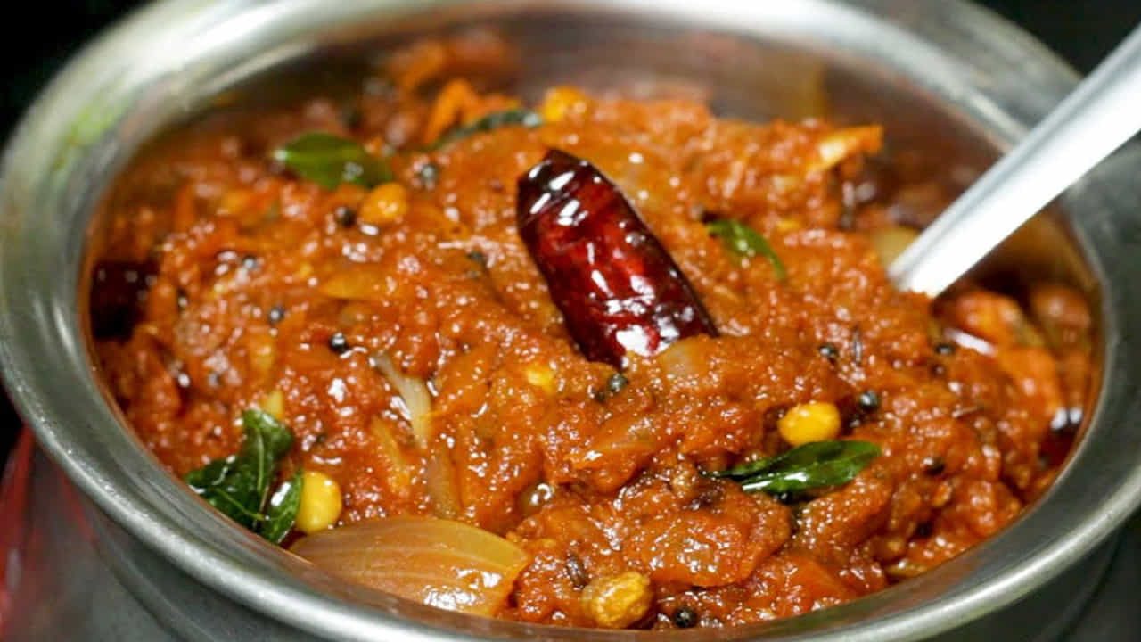 ఉల్లి కారం తయారి విధానం : ముందుగా గ్యాస్ వెలిగించి దాని మీద పాన్ పెట్టి, దానిలో నూనె వేసి కొద్దిగా పచ్చిపప్పు, అర టీ స్పూన్  మినప్పప్పును కూడా వేసి బంగారు కలర్లోకి  వచ్చే దాకా వీటిని  బాగా వేయించుకోవాలి.  దీనిని సరైన విధంగా చేస్తే చాలా టేస్టీగా ఉంటుంది.  
