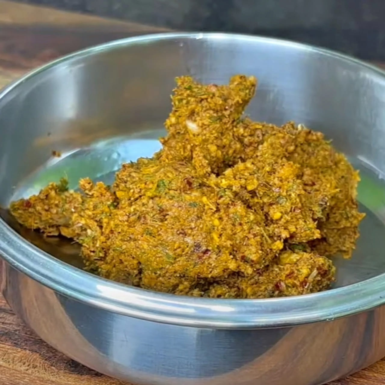 కావలసిన పదార్థాలు: 80 గ్రాములు - శుభ్రంగా కడిగి తడి ఆరిన తాజా వామాకులు, 2 టేబుల్ స్పూన్ల తెల్ల నువ్వులు, 1 టేబుల్ స్పూన్ పచ్చిశనగపప్పు, 1 టేబుల్ స్పూన్ గుండు, 1 టీస్పూన్ మినప్పప్పు ధనియాలు, అర టీస్పూన్ జీలకర్ర, మీ కారానికి తగినట్లుగ ఎండుమిరపకాయలు, పెద్ద ఉసిరికాయ సైజు చింతపండు, 7 నుండి 8 వెల్లుల్లి రెబ్బలు, చిటికెడు పసుపు, రుచికి సరిపడా ఉప్పు, 1 మీడియం సైజు ఉల్లిపాయ, 2 చిన్న చెంచాల వంట నూనె