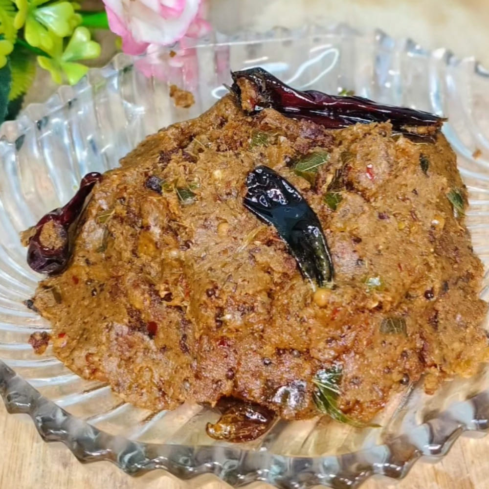 కడాయిలో రెండు గరిటెల నూనె వేసి ఆవాలు, జీలకర్ర, కొద్దిగా చితక్కొట్టిన వెల్లుల్లి రెబ్బలు, ఎండుమిర్చి, కరివేపాకు మరియు అర స్పూన్ ఇంగువ వేసి దోరగా వేయించాలి. తాలింపు వేగాక నూరిన వెలక్కాయ పచ్చడిని వేసి స్టవ్ కట్టేయకుండా.. లో ఫ్లేమ్పై 2 నిమిషాల పాటు కలుపుతూ ఉడకనివ్వాలి. అంతే, నోరూరించే వెలక్కాయ రోటి పచ్చడి సిద్ధం! వేడివేడి అన్నంలో నెయ్యి వేసుకుని తిన్నా, జొన్న రొట్టెతో తిన్నా అమృతంలా ఉండటమే కాకుండా పొట్టలోని సమస్త రుగ్మతలను నయం చేస్తుంది.