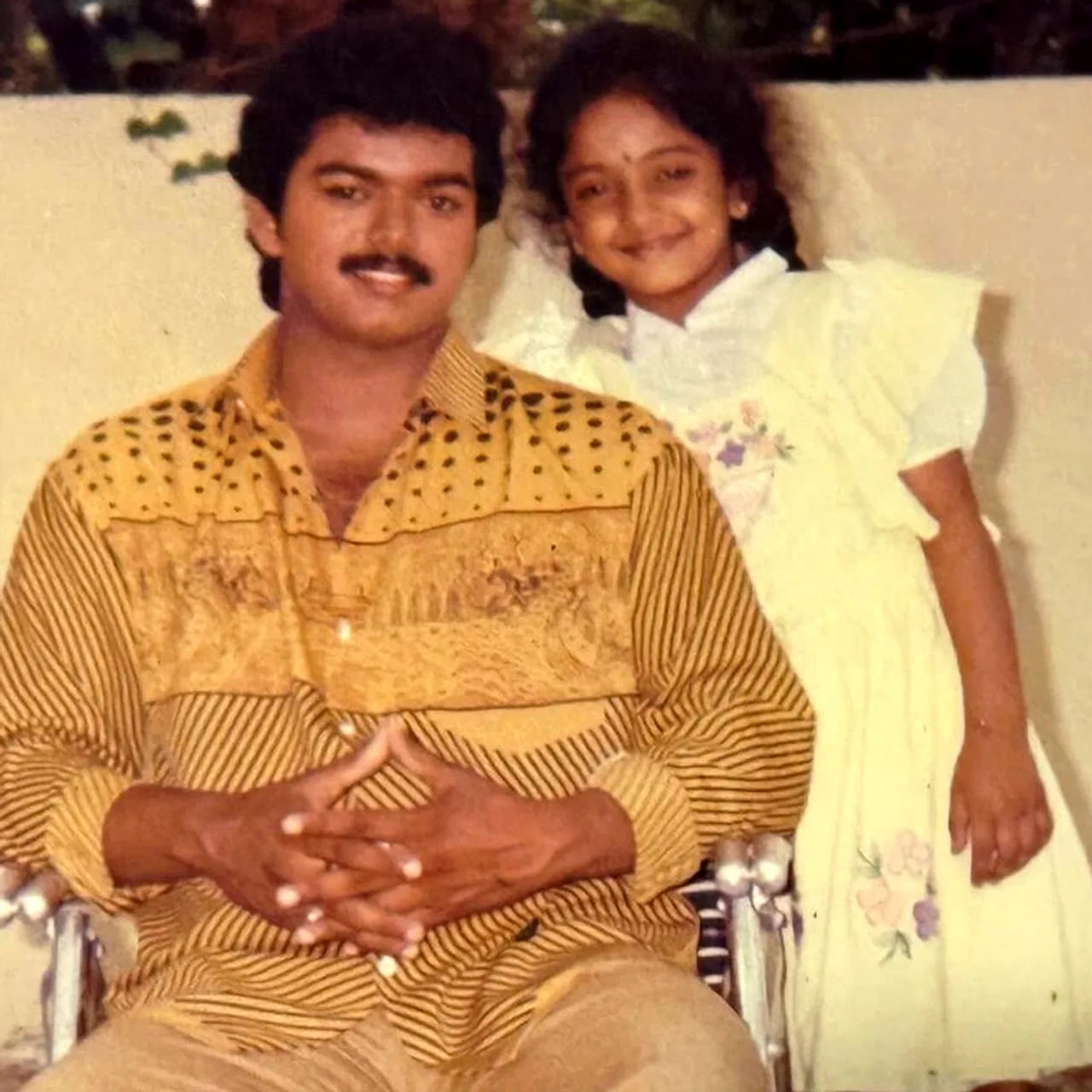 సినిమా హీరోగా కోట్లాది మంది అభిమానులను సొంతం చేసుకున్న దళపతి విజయ్.. ఇప్పుడు రాజకీయాల్లోనూ తనదైన ముద్ర వేస్తున్నారు. నటుడిగా సుదీర్ఘ ప్రయాణం తర్వాత రాజకీయ అరంగేట్రం చేసిన విజయ్ నేతృత్వంలోని తమిళగ వెట్రి కళగం.. 2026 తమిళనాడు అసెంబ్లీ ఎన్నికల్లో 108 స్థానాలు గెలుచుకుని అతిపెద్ద పార్టీగా అవతరించింది. ఇక ఇప్పుడు సీఎంగా పదవీబాధ్యతలు నిర్వర్తిస్తున్నారు విజయ్. ఈ క్రమంలో విజయ్‌కు సంబంధించిన ఓ పాత ఫొటో ఇప్పుడు సోషల్ మీడియాలో వైరల్ అవుతోంది.