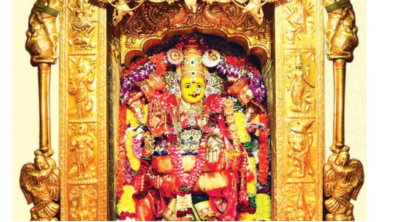 ఈ వ్యవస్థలో మరో ప్రత్యేకత ఏంటంటే.. దేవస్థానం సిబ్బంది ప్రమేయం లేకుండానే భక్తులు ప్రసాదం తీసుకోవచ్చు. క్యూలో నిలబడి డబ్బులు చెల్లించడం.. ప్రసాదం కోసం సిబ్బందిని సంప్రదించడం వంటి ప్రక్రియను తగ్గించడమే దీని ఉద్దేశం. ముఖ్యంగా రద్దీ ఎక్కువగా ఉండే రోజుల్లో ఈ మెషీన్ ఉపయోగపడే అవకాశం ఉంది. అయితే పండుగ రోజుల్లో భక్తుల రద్దీ భారీగా పెరిగే అవకాశం ఉండటంతో.. వెండింగ్ మెషీన్ ద్వారా ప్రసాదం పంపిణీకి పరిమితి విధించే అవకాశం ఉంటుందని అధికారులు చెబుతున్నారు.
దేవాదాయ శాఖ కమిషనర్ రామచంద్ర మోహన్ ఈ ప్రసాదం వెండింగ్ మెషీన్ను ప్రారంభించారు. సుమారు రూ.6 లక్షల ఖర్చుతో దీనిని ఏర్పాటు చేసినట్లు తెలిపారు. భక్తులు ఎక్కువగా వచ్చే దేవాలయాల్లో డిజిటైజేషన్, ఆటోమేషన్ను పెంచుతున్నామని.. దుర్గామల్లేశ్వర స్వామి దేవస్థానంలో తొలిసారిగా ప్రసాదం వెండింగ్ మెషీన్ను ప్రారంభించామని చెప్పారు.