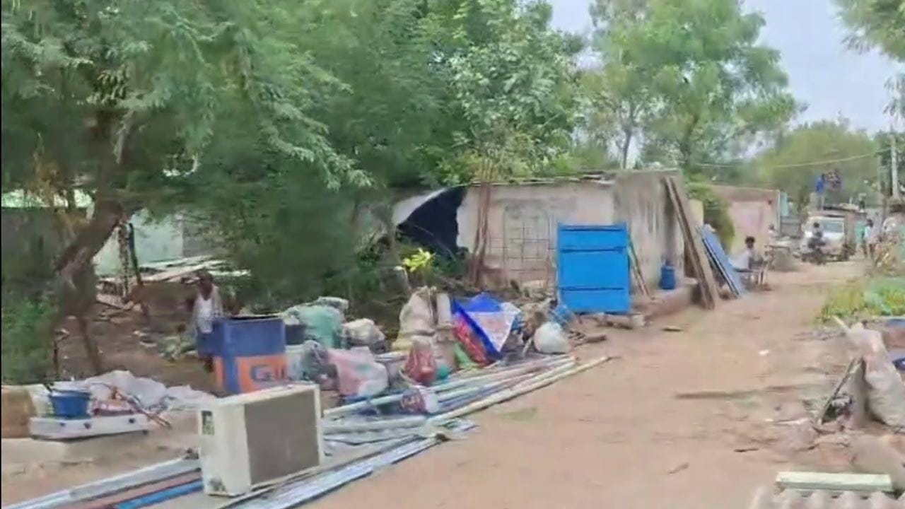మరోవైపు తరతరాలుగా సుంకేసుల, కలనూతల గ్రామంలో నివసిస్తూ భూములు, ఇళ్లు కోల్పోయినప్పటికీ కొందరి పేర్లు ఆర్అండ్ఆర్ ప్యాకేజీలో లేకపోవడం బాధాకరమని గ్రామస్తులు ఆవేదన వ్యక్తం చేస్తున్నారు. అప్పటి అధికారుల నిర్లక్ష్యం కారణంగానే అర్హులైన కుటుంబాలు ప్యాకేజీకి దూరమయ్యాయని ఆరోపిస్తున్నారు. తల్లికి ప్యాకేజీ వస్తే కొడుకుకు రాలేదని, చెల్లికి వస్తే అక్కకు రాలేదని ఆవేదన వ్యక్తం చేస్తున్నారు. అర్హత ఉన్న ప్రతి కుటుంబాన్ని గుర్తించి ఆర్అండ్ఆర్ ప్యాకేజీ అందించి న్యాయం చేయాలని కడసారిగా వేడుకుంటున్నారు.ఈ పరిస్థితుల్లో ముంపు గ్రామంగా ఉన్న పెద్దారవీడు మండలం కలనూతల గ్రామంలోకి చేరుతున్న వెలుగొండ జలాలలో నీటిలో చిక్కుకున్న ముగ్గురు యువకులను ఏడు గంటల పాటు శ్రమించి ఈరోజు ఉదయం రెస్క్యూ సిబ్బంది కాపాడారు. నిర్వాసితులు గ్రామాన్ని ఖాళీ చేస్తున్న సమయంలో పెద్ద ఎత్తున నీరు వచ్చి చేరడంతో రాకపోకలకు అంతరాయం ఏర్పడింది. నీటి ఉధృతికి బొలెరో వాహనం రాత్రి కొట్టుకుపోయింది.