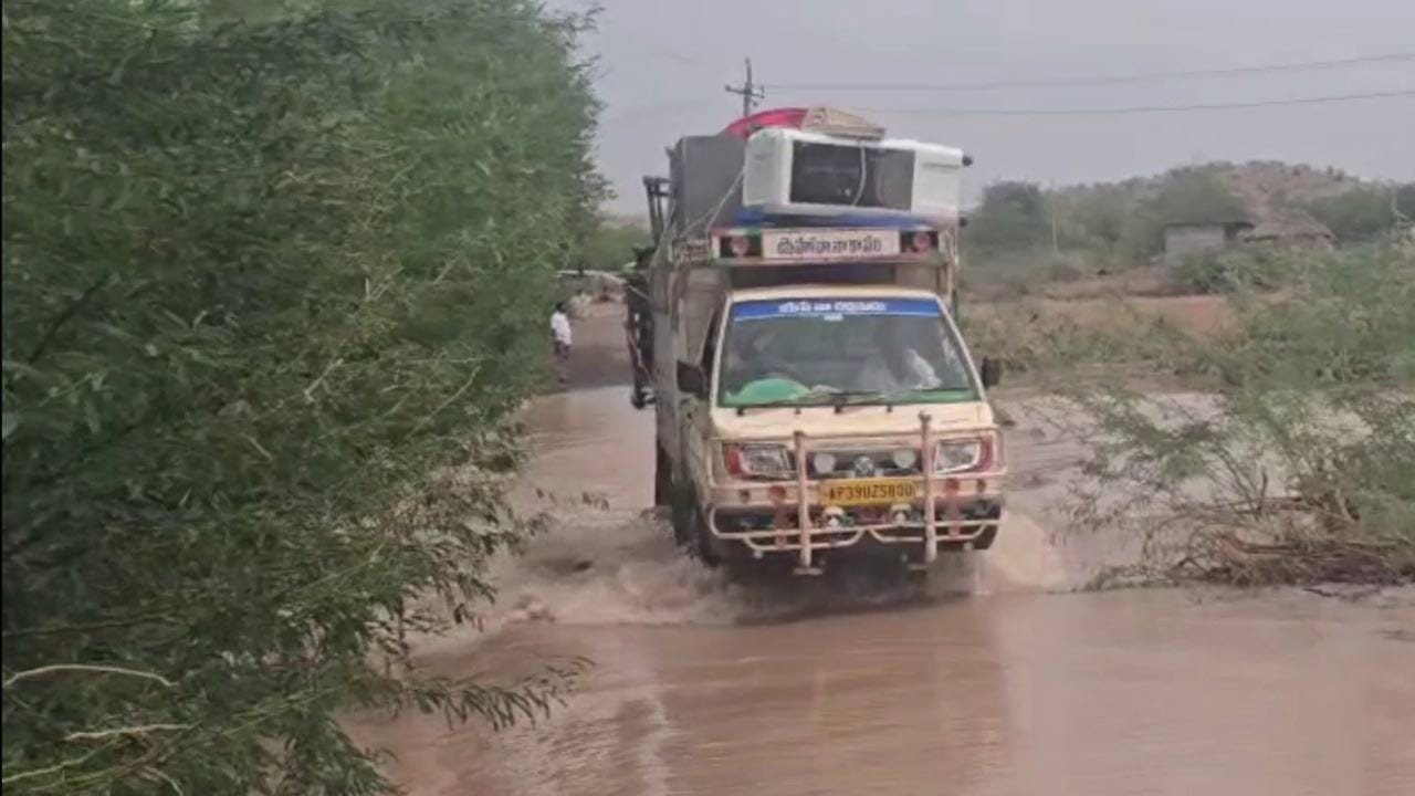 వాహనంలో ఉన్న ముగ్గురు వ్యక్తులు ప్రాణాలు కాపాడుకుని చెట్టు ఎక్కి ఆర్తనాదాలు చేశారు. వీరి గురించి సమాచారం అందుకున్న మార్కాపురం ఎమ్మెల్యే కందుల నారాయణరెడ్డి, కలెక్టర్ విజయ సునీత, డీఎస్పీ నాగరాజు ఘటనా స్థలానికి చేరుకుని ఫైర్ సిబ్బందితో రెస్క్యూ ఆపరేషన్ ప్రారంభించారు. ఫీడర్ కాలువ నుంచి వస్తున్న నీటిని నిలిపివేసి ప్రవాహ వేగం తగ్గిన తరువాత ప్రోక్టయిన్ సాయంతో నీటిలో చిక్కుకున్న ముగ్గురు వ్యక్తులను క్షేమంగా ఒడ్డుకు చేర్చారు.నిన్న ఉదయం వెలిగొండ ప్రాజెక్టు నుంచి నల్లమల రిజర్వాయర్కు అధికారికంగా నీటిని విడుదల చేశారు సీఎం చంద్రబాబు.. ఈ నేపధ్యంలో సకాలంలో ముంపు గ్రామాలను అధికారులు ఖాళీ చేయించ లేకపోయారన్న ఆరోపణలు ఉన్నాయి. ఈ పరిస్థితుల్లో ముంపు గ్రామాల్లోకి వెలుగొండ నీరు చేరుతుండటంతో పోలీసులు గ్రామాల్లోకి వెళ్ళకుండా బందోబస్తు ఏర్పాటు చేశారు.