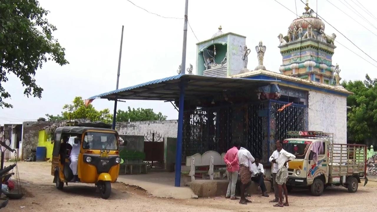 అలాగే కలనూతలలో నిర్వాసితుల పరిస్థితి అగమ్యగోచరంగా ఉంది. ఇక్కడ 150 మందికి ఇంకా పునరావాసం ప్యాకేజి అందలేదు. ఒకే కుటుంబంలో నలుగురు ఉంటే ఒకరికి ప్యాకేజి ఇచ్చి ముగ్గురికి అందకుండా చేశారని వాపోతున్నారు. ఇలాంటి పరిస్థితుల్లో తాము ఊరిని, ఇంటిని వదిలి ఎక్కడికి వెళ్ళాలని ప్యాకేజి అందని నిర్వాసితులు కళ్ళనీళ్ళ పర్యంతమవుతున్నారు. ప్యాకేజీతో పాటు పట్టాలిచ్చి, స్థలాలు చూపిస్తే తాము కూడా సంతోషంగా ఉంటామని ప్యాకేజి అందని నిర్వాసిత కుటుంబాలు చెబుతున్నాయి. ఇల్లు పూర్తయ్యేవరకు ఆ స్థలాల్లో టెంట్ వేసుకుని అయినా జీవనం గడుపుతామంటున్నారు.మరోవైపు నిర్వాసితులకు ఈ మధ్యే ప్యాకేజీ ఇచ్చినందున పునరావాసకాలనీల్లో ఇళ్ళు ఇంకా పూర్తి కాలేదు. అద్దె ఇళ్ల కోసం ప్రయత్నాలు చేస్తున్నారు. ఇందుకు కొంత సమయం ఇవ్వాలని అడిగారు. అయితే అంతకు ముందే వెలిగొండ జలాలను నల్లమల సాగర్కు విడిచి పెట్టాల్సి వచ్చింది. శ్రీశైలం ప్రాజెక్టు బ్యాక్ వాటర్ కొల్లంవాగు దగ్గర ప్రస్తుతం సరిపడినంత ఉన్నందున వెంటనే నీటిని ఒడిసిపట్టి నల్లమల సాగర్ రిజర్వాయర్కు తరలించాల్సి వచ్చింది. దీంతో కొంత హడావిడి పడాల్సి వచ్చింది.మరోవైపు పట్టాలు పొందిన వారు పునరావాస కాలనీల్లో ఇళ్ళు కట్టుకునేందుకు ప్రయత్నాలు ప్రారంభించారు. ఏది ఏమైనా ఒకవైపు వెలిగొండ జలాలు మార్కాపురం ప్రాంతాన్ని సస్యస్యామలం చేస్తుందన్న అనందం ఒకవైపు, పుట్టిన ఊరిని, కట్టుకున్న ఇళ్ళని వదిలి వెళుతున్న నిర్వాసితుల త్యాగం మరోవైపు నాణేనికి రెండు వైపుల అన్నట్టుగా జీవన చిత్రం కనిపిస్తోంది ఇక అంతా మంచే జరిగిందని భావించాలి. సర్వేజనా సుఖినోభవంతు.