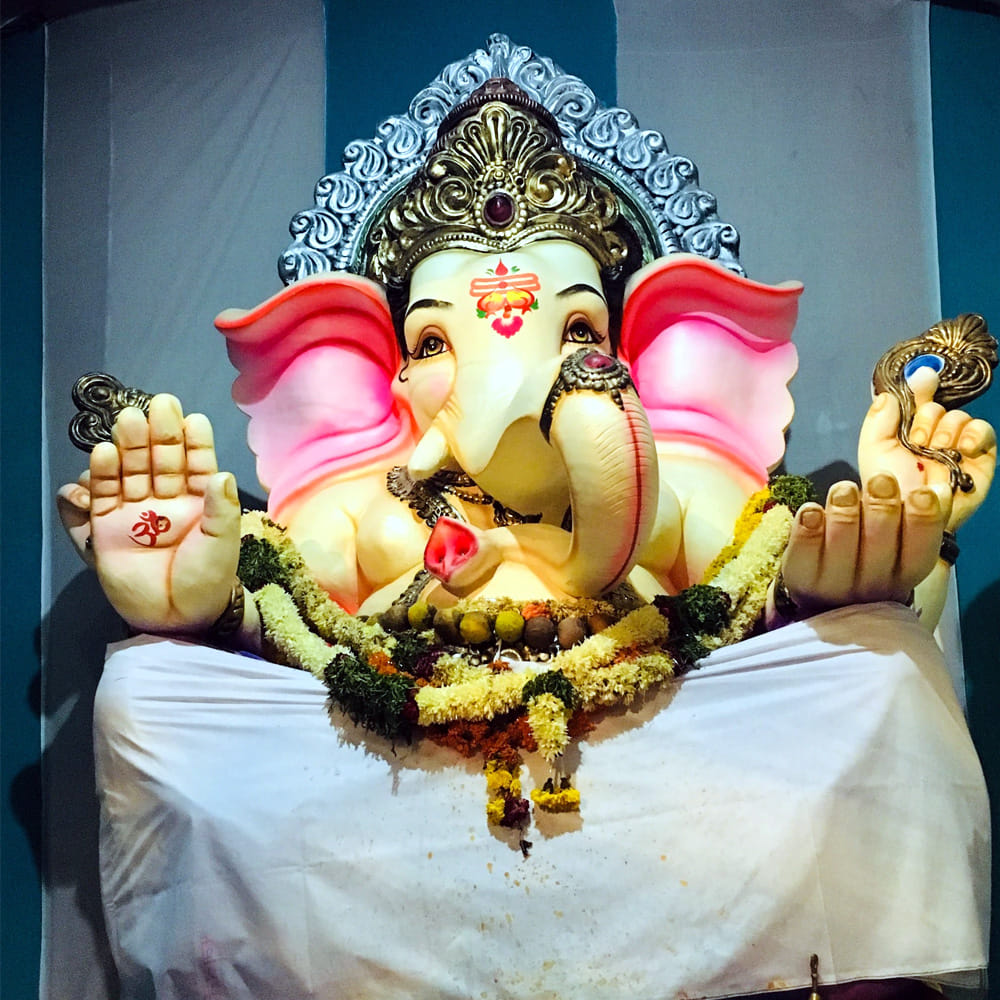 వారం రోజుల ముందే చందాల వసూళ్లు:వినాయక చవితికి వారం రోజుల ముందు నుంచే వీధిలోని పిల్లలమంతా గుంపుగా చేరి రాత పుస్తకంలో పేర్లు రాసుకుంటూ ఇల్లిల్లూ తిరిగేవాళ్ళం. "మా గణపతికి కొంచెం చందా ఇవ్వండి" అంటూ ఎవరి స్తోమతకు తగ్గట్టు వాళ్ళు ఇచ్చే ఒక్క రూపాయి, రెండు రూపాయలు, ఐదు రూపాయల నాణేలను ఎంతో భద్రంగా పోగు చేసుకునేవాళ్ళం. ఆ చిన్న మొత్తాలతోనే ఊరంతా సంబరపడేంత పెద్ద వినాయకుడిని కొనుగోలు చేసేవాళ్ళం.