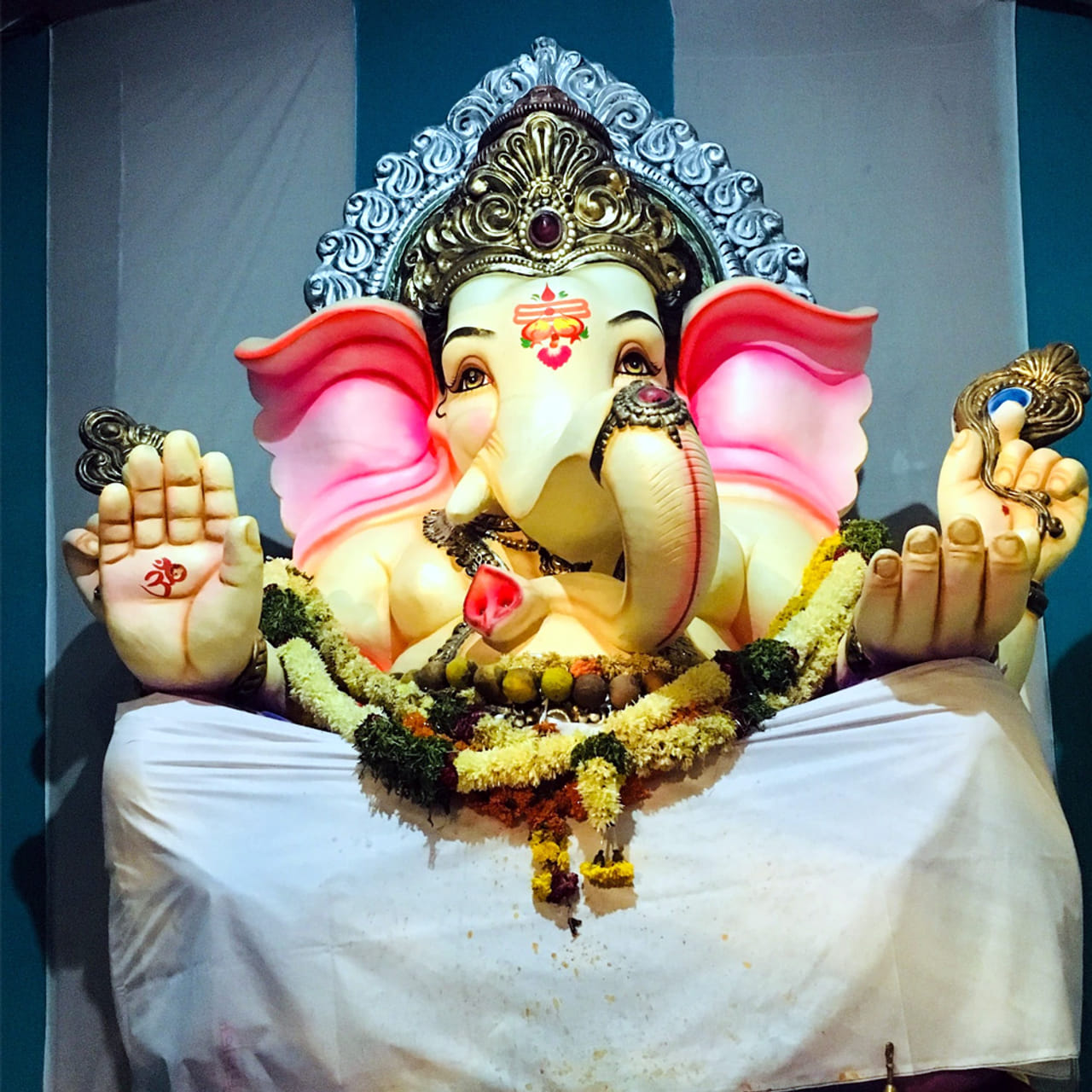 వారం రోజుల ముందే చందాల వసూళ్లు:వినాయక చవితికి వారం రోజుల ముందు నుంచే వీధిలోని పిల్లలమంతా గుంపుగా చేరి రాత పుస్తకంలో పేర్లు రాసుకుంటూ ఇల్లిల్లూ తిరిగేవాళ్ళం. "మా గణపతికి కొంచెం చందా ఇవ్వండి" అంటూ ఎవరి స్తోమతకు తగ్గట్టు వాళ్ళు ఇచ్చే ఒక్క రూపాయి, రెండు రూపాయలు, ఐదు రూపాయల నాణేలను ఎంతో భద్రంగా పోగు చేసుకునేవాళ్ళం. ఆ చిన్న మొత్తాలతోనే ఊరంతా సంబరపడేంత పెద్ద వినాయకుడిని కొనుగోలు చేసేవాళ్ళం.