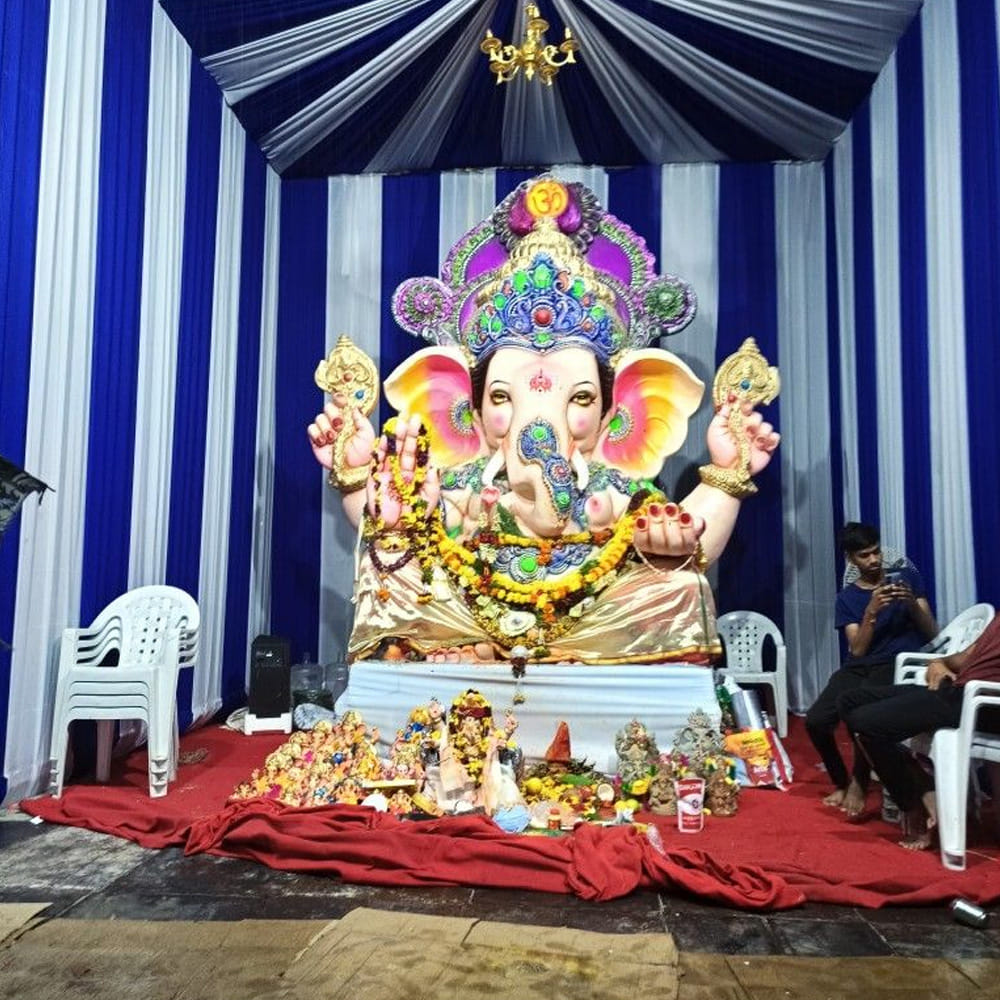 పూజల సందడి & ప్రసాదాల ఎదురుచూపు: పందిట్లో పెద్దలు పూజలు చేస్తుంటే.. పిల్లల దృష్టి మొత్తం ఎప్పుడు హారతి పూర్తవుతుంది, ఎప్పుడు వేడివేడి ఉండ్రాళ్లు, గుడుములు, నానబెట్టిన శనగల ప్రసాదం దోసిట్లోకి వస్తుందా అనే ఆత్రుత మీదే ఉండేది. సాయంత్రం కాగానే వీధిలోని పిల్లలంతా బయటకు వచ్చి రాత్రి 10 గంటల వరకు చిన్న బల్బుల వెలుగులోనే ఆటలాడుకునేవారు. ఒకే ఒక్క చిన్న మైక్ స్పీకర్లో వచ్చే ఎస్పీ బాలసుబ్రహ్మణ్యం గారి భక్తి పాటలే ఆ రాత్రులకు పండుగ కళ తెచ్చేవి.
