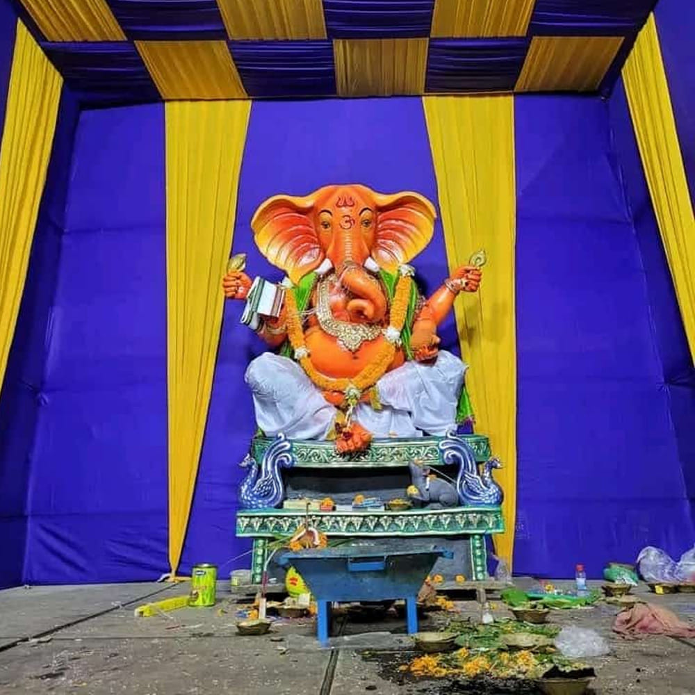 నిమజ్జనం – బాల్యాన్ని సాగనంపిన క్షణాలు: తొమ్మిది రోజుల ముచ్చట ముగిసి నిమజ్జనం రోజు వచ్చేసరికి అందరి కళ్లలో తెలియని మూగవేదన నిండేది. మట్టి వీధిలో బండిపై గణపయ్య కదులుతుంటే వెనకాలే "గణపతి బప్పా మోరియా.. వచ్చే ఏడాది త్వరగా రయ్యా" అంటూ పరిగెత్తేవాళ్ళం. కానీ ఆనాడు మనకు తెలియదు.. మనం నీటిలో నిమజ్జనం చేస్తున్నది కేవలం గణపతి ప్రతిమను మాత్రమే కాదు, తిరిగి రాని మన అద్భుతమైన బాల్యాన్ని కూడా అని!