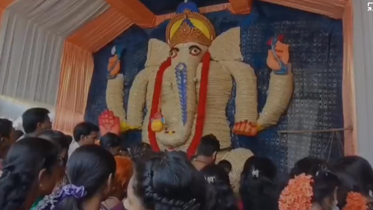 భక్తుల ఉత్సాహం - సెల్ఫీల కోలాహలం: కాకినాడలో ఇలా భిన్నమైన, ప్రకృతి సిద్ధమైన వస్తువులతో విగ్రహాలు తయారు చేయడం పట్ల స్థానికులు హర్షం వ్యక్తం చేస్తున్నారు. వినూత్నంగా ఉన్న ఈ వినాయక విగ్రహాల వద్ద భక్తులు తమ సెల్ఫోన్లలో ఫొటోలు, వీడియోలు తీస్తూ ఆనందం వ్యక్తం చేస్తున్నారు. ఏదేమైనా ఈసారి వెరైటీ వినాయకుల రూపకల్పనతో కాకినాడ జిల్లా రాష్ట్రంలోనే ప్రత్యేక ఆకర్షణగా నిలిచిందని చెప్పవచ్చు.