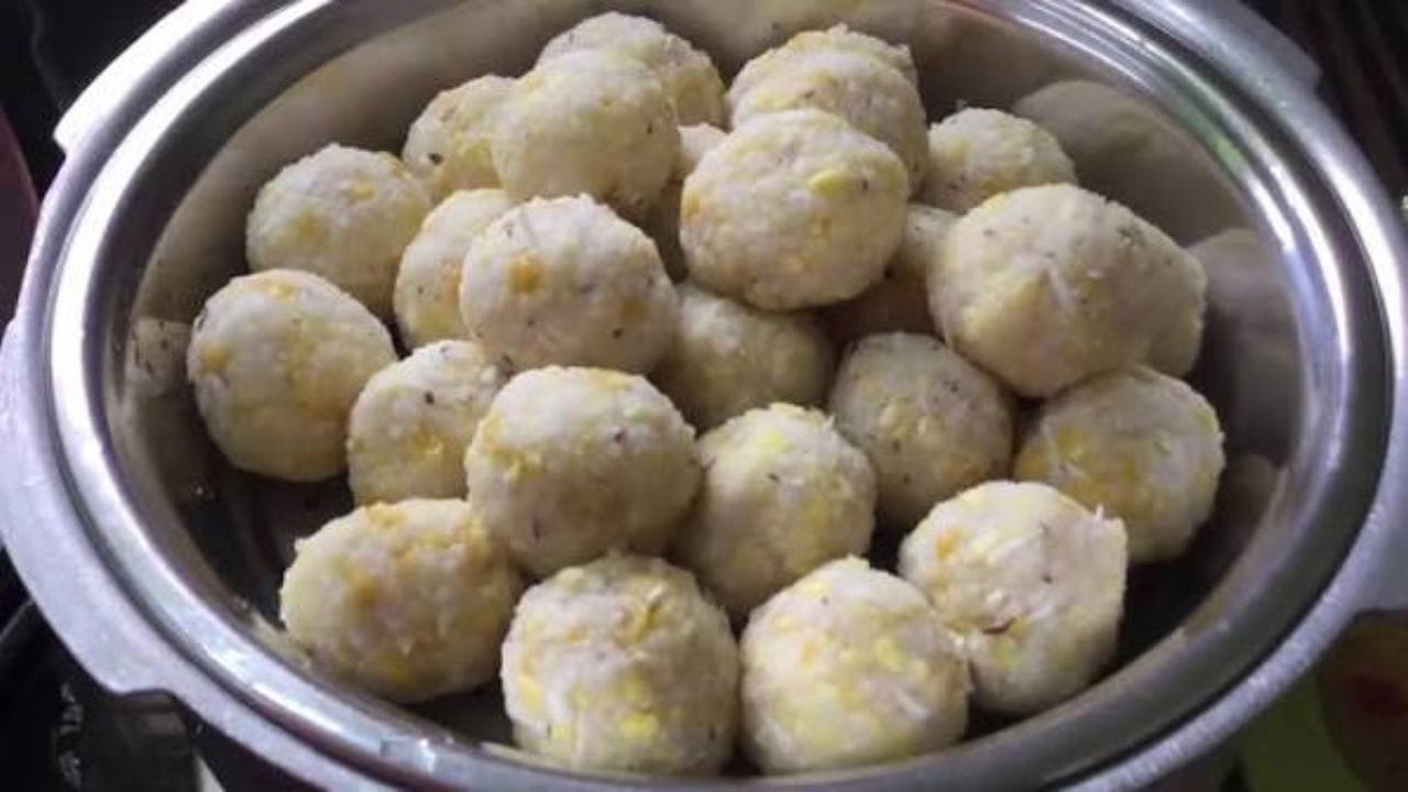 ఇప్పుడు స్టవ్ మీద ఒక కడాయి పెట్టుకుని, గ్రైండ్ చేసుకున్న బియ్యం రవ్వను వేసి దోరగా వేయించండి. రంగు మారకుండా, కేవలం వెచ్చగా అయితే సరిపోతుంది. వేయించిన రవ్వను ఒక ప్లేట్లోకి తీసుకుని పక్కన పెట్టుకోండి. ఇప్పుడు అదే కడాయిలోకి రవ్వ క్వాంటిటీకి తగ్గట్టుగా నీళ్లు పోయాలి. ఒక కప్పు రవ్వకు మూడు కప్పుల నీళ్ల చొప్పున, రెండు కప్పుల రవ్వకు ఆరు కప్పుల నీళ్లు పోయండి. రుచికి తగినంత ఉప్పు వేసి, మూత పెట్టి నీళ్లు బాగా తెర్లకాగేంతవరకు మరిగించండి.