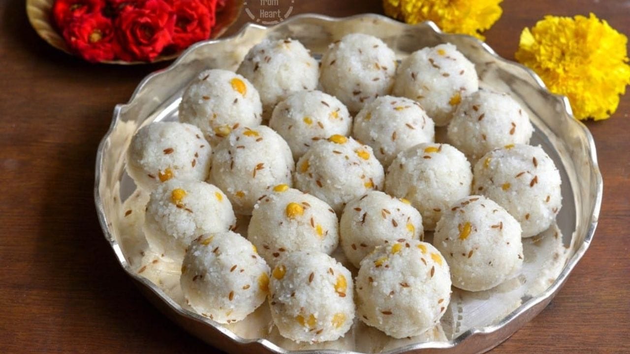 రవ్వ ఉండ్రాళ్లకు తయారీకి కావాల్సిన పదార్థాలు: శనగపప్పు పావు కప్పు, బియ్యం రవ్వ: రెండు కప్పులు, నీళ్లు: ఆరు కప్పులు, ఉప్పు: రుచికి సరిపడా, జీలకర్ర: ఒక టీ స్పూన్, ఇంగువ: పావు టీ స్పూన్, నెయ్యి: ఒకటి లేదా రెండు టీ స్పూన్లు , పచ్చి కొబ్బరి తురుము, రెండు టేబుల్ స్పూన్లు ఇవి ఉంటే చాలు ఇంట్లోనే ఈజీగా ఈ రవ్వ ఉండ్రాళ్లు చేసుకోవచ్చు.