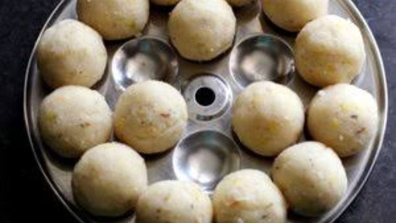 నీళ్లు మరుగుతున్నప్పుడు, నానబెట్టిన శనగపప్పు నుండి నీళ్లను తీసేసి, మరుగుతున్న నీళ్లలో వేయండి. మూత పెట్టి మీడియం ఫ్లేమ్లో 5 నిమిషాల పాటు ఉడికించండి. పప్పు కొద్దిగా పలుకుగా ఉడికితే సరిపోతుంది. ఉడికిన శనగపప్పులోకి జీలకర్ర, ఇంగువ, పచ్చి కొబ్బరి తురుము వేసి ఒక్కసారి కలపండి. ఇప్పుడు మంటను తగ్గించి, వేయించి పక్కన పెట్టుకున్న రవ్వను కొద్దికొద్దిగా వేసుకుంటూ గరిటతో ఉండలు కట్టకుండా కలుపుకోవాలి.