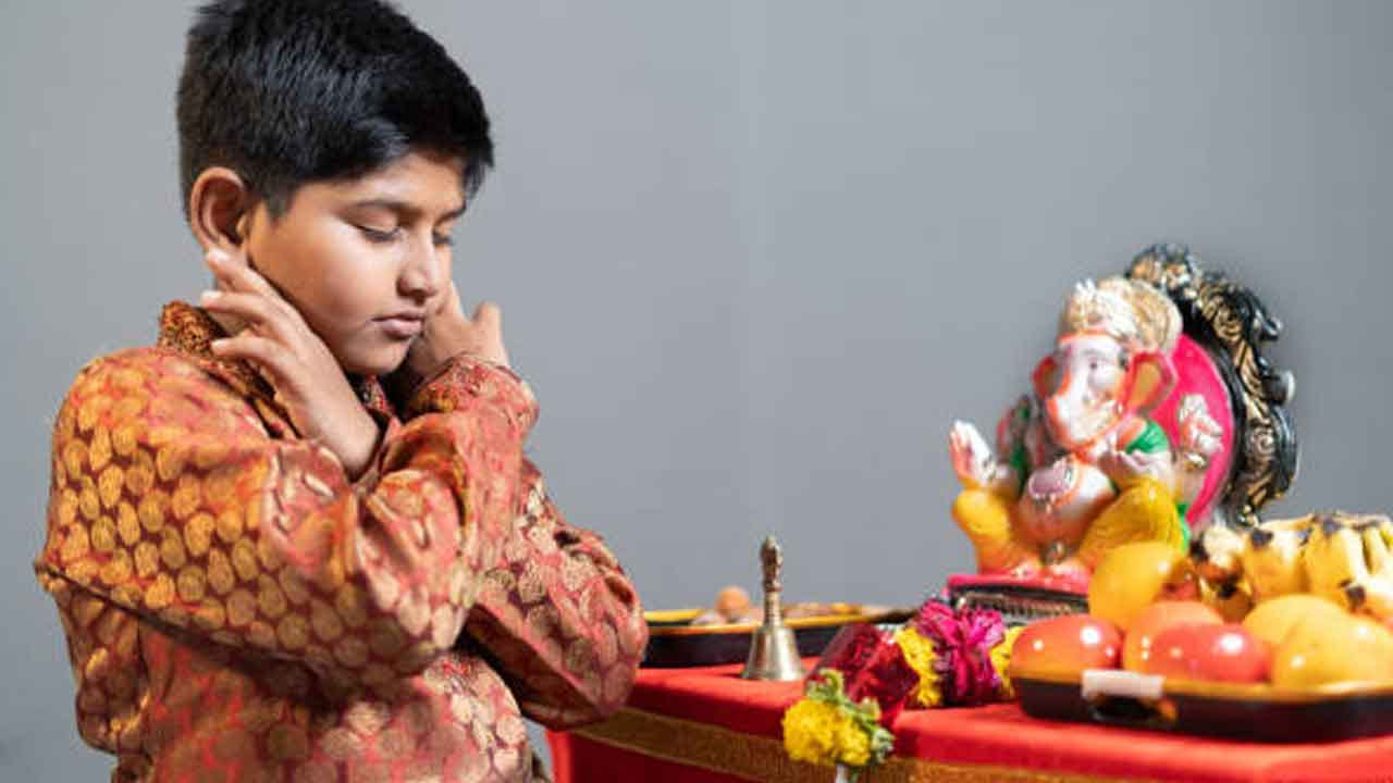 అందులో ఒకటి, అహంకారాన్ని వదిలిపెట్టడం. వినాయకుడి ముందు గుంజీలు తియ్యడం అంటే, నా అహంకారాన్ని వదిలి వేస్తున్నాను అని అర్థం. అంటే నీ అహాన్ని వదిలి నువ్వు దేవుడిని ప్రార్థించడం. నువ్వు తగ్గినప్పుడే నీకు దేవుడు అన్నీ ఇస్తాడు. అందువలన నీ అహకారాన్ని పక్కన పెట్టి కోరికను కోరడం వలన ఆ కోరిక నెరవేరుతుంది అంటారు.