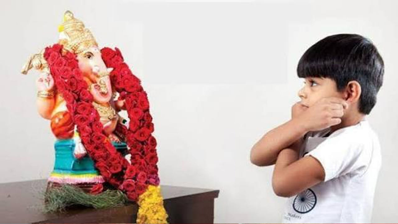 గుంజీలు తియ్యడం వెనకున్న అసలు సీక్రెట్ ఇదే, అమెరికాలో దీనినే సూపర్ బ్రేయిన్ యోగా అంటారు. చెవులు పట్టుకొని గుంజీలు తీస్తే మన మెదడుకి రక్త ప్రసరణ జరిగి, మెమోరీ పవర్ 3 రేట్లు పెరుగుతుందంట. దీని వలన జ్ఞాపక శక్తి కూడా పెరుగుతుంది.