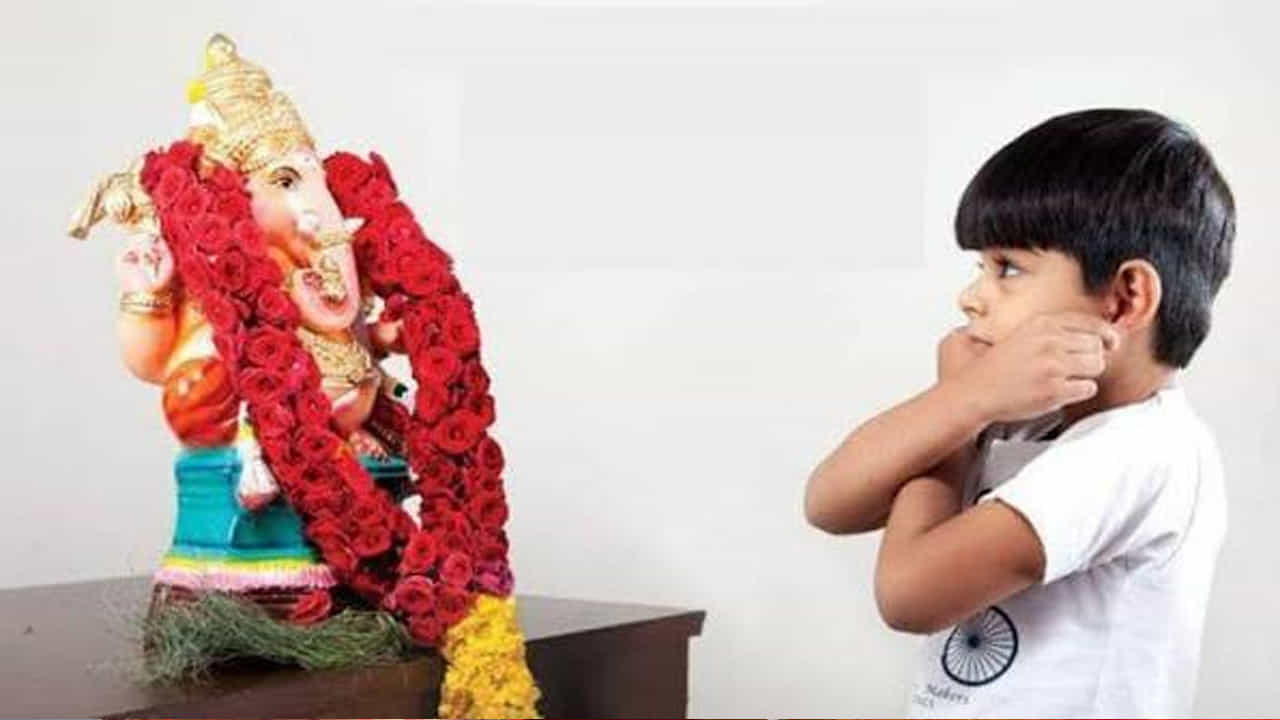 గుంజీలు తియ్యడం వెనకున్న అసలు సీక్రెట్ ఇదే, అమెరికాలో దీనినే సూపర్ బ్రేయిన్ యోగా అంటారు. చెవులు పట్టుకొని గుంజీలు తీస్తే మన మెదడుకి రక్త ప్రసరణ జరిగి, మెమోరీ పవర్ 3 రేట్లు పెరుగుతుందంట.  దీని వలన జ్ఞాపక శక్తి కూడా పెరుగుతుంది.