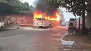 Andhra News: విశాఖలో తప్పిన పెను ప్రమాదం.. చూస్తుండగానే పూర్తిగా కాలిపోయిన ఆర్టీసీ బస్సు!
