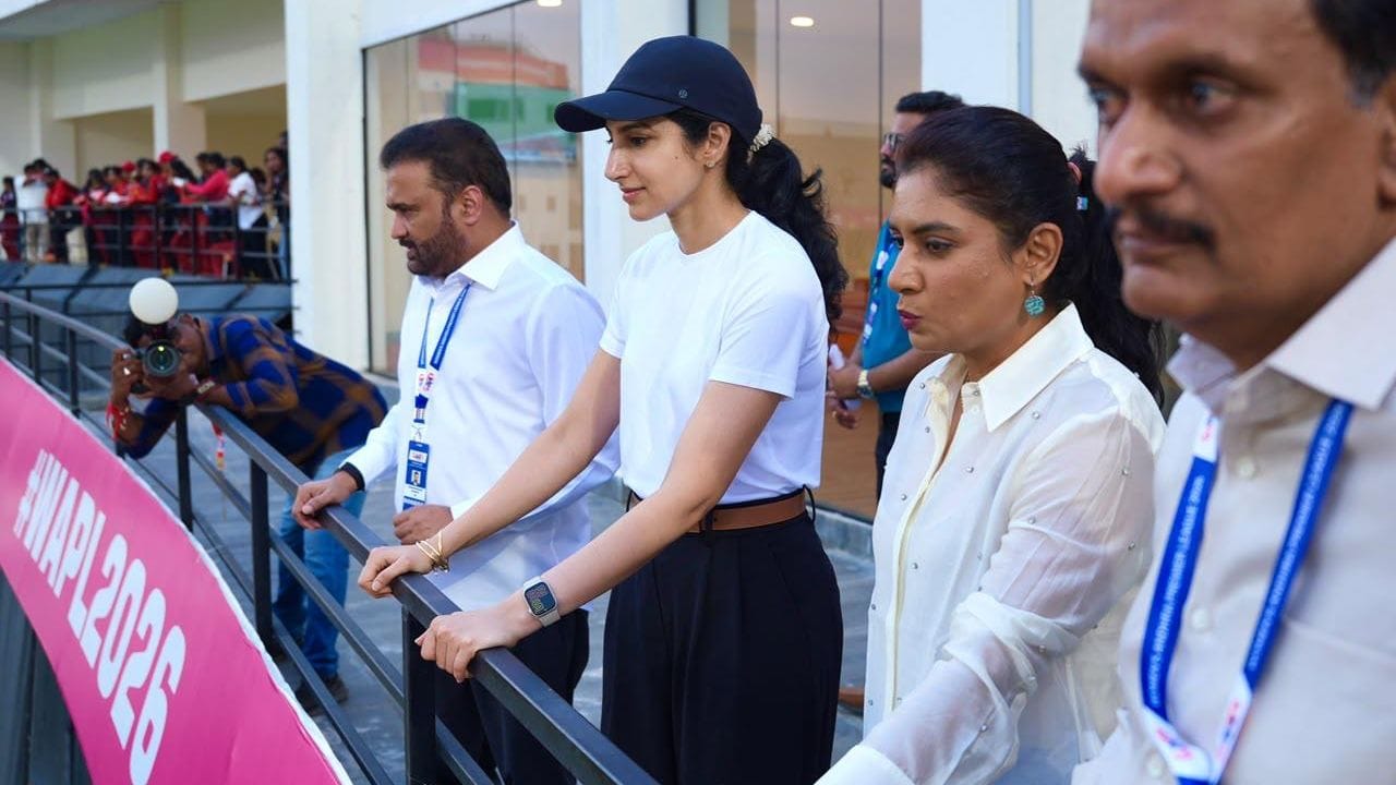 భవిష్యత్ తరాలకు వీరంతా రోల్ మోడల్స్ గా నిలుస్తారని చెప్పారు. ప్రతిభ ఉండి అవకాశం వస్తే మహిళా క్రీడాకారిణులు అద్భుతంగా రాణిస్తారని తెలిపారు. మంగళగిరి వేదికగా యువ మహిళా క్రికెటర్లకు అవకాశం కల్పించిన ఏసీఏ నిర్వాహకులను ఈ సందర్భంగా అభినందనలు తెలిపారు.