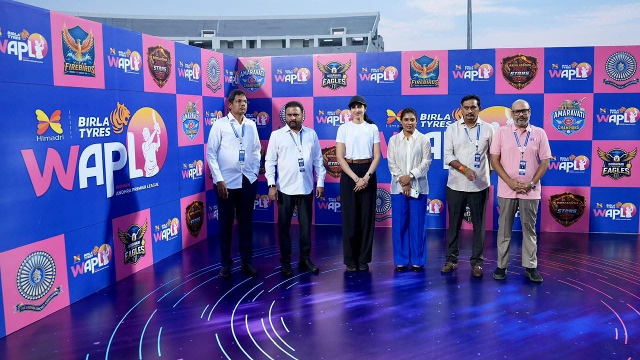 ఈ సందర్భంగా నారా బ్రాహ్మణి మాట్లాడుతూ.. ఉమెన్ ఆంధ్ర ప్రీమియర్ లీగ్ ప్రారంభోత్స వేడుకలో పాల్గొనడం చాలా ఆనందంగా ఉందని, తమ ప్రతిభను నిరూపించుకునేందుకు మహిళా క్రికెటర్లకు ఇదో అద్భుతమైన అవకాశమని పేర్కొన్నారు. 