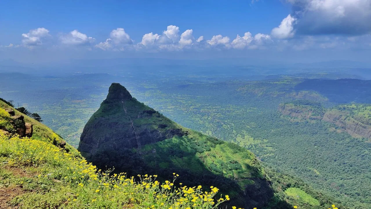 ముంబై నుంచి..
లోనావాలా–ఖండాలా: కొండలు, వ్యూ పాయింట్లు, పచ్చదనం, రిసార్టులతో ముంబై నుంచి సులభంగా వెళ్లొచ్చే వీకెండ్ గమ్యస్థానాలు.
అలీబాగ్: సముద్ర తీరంలో విశ్రాంతి కోరుకునేవారికి అలీబాగ్ మంచి ఎంపిక. బీచ్లు, రిసార్టులు, ప్రశాంతమైన వాతావరణాన్ని ఆస్వాదించవచ్చు.
నాసిక్: వైన్యార్డులు, ఆహారం, ప్రకృతి అందాలతో భిన్నమైన అనుభూతిని కోరుకునేవారికి నాసిక్ ఉపయోగకరమైన ఎంపిక.