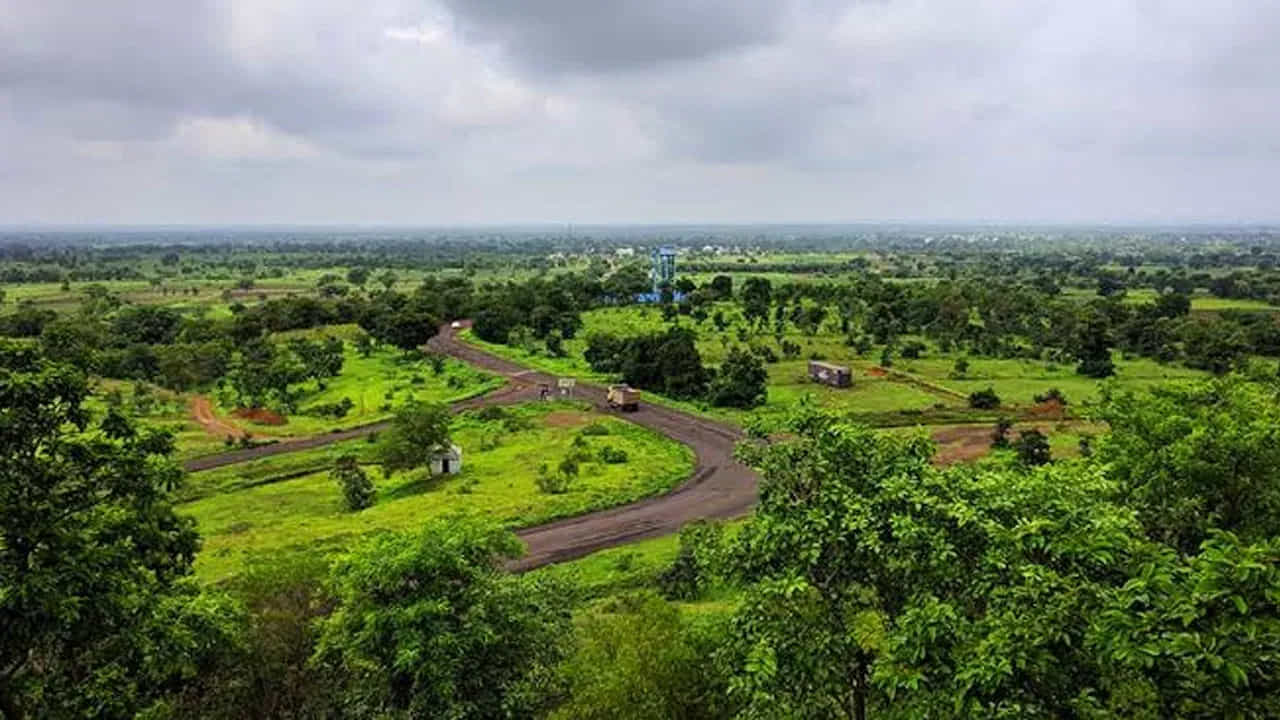 ట్రిప్కు ముందు ఇవి గుర్తుంచుకోండి
మూడు రోజుల సెలవు కావడంతో ప్రముఖ పర్యాటక ప్రాంతాల్లో రద్దీ పెరిగే అవకాశం ఉంది. రోడ్డుమార్గంలో వెళ్తే శుక్రవారం ఉదయమే బయలుదేరడం, ఆదివారం రద్దీ సమయాన్ని తప్పించడం మంచిది. హోటల్ను ముందుగానే బుక్ చేసుకోవడం ఉత్తమం. ముఖ్యంగా రెండు రోజుల్లో ఎక్కువ ప్రదేశాలను చుట్టేయాలనే తొందరపడకుండా, ఒకటి లేదా రెండు అనుభవాలను ఎంచుకుని ప్రశాంతంగా గడిపితే ఈ లాంగ్ వీకెండ్ మరింత ఆనందంగా ఉంటుంది.