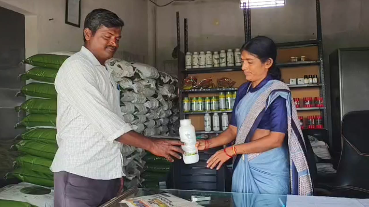 విత్తనాలు, మందులు, యూరియా రైతు పంటకు అవసరమయ్యే అన్ని సరుకులు అమ్ముతున్నారు.. రైతులకు సలహాలు సైతం ఇస్తున్నారు.. మార్కెట్ను అర్థం చేసుకుంటున్నారు.. సంస్థను మరింత ముందుకు తీసుకెళుతున్నారు. ఇది కేవలం ఓ మహిళా సమాఖ్య విజయగాథ కాదు. గ్రామీణ భారతంలో మారుతున్న మహిళా శక్తికి ప్రతీక.వ్యవసాయంలో మహిళలు కూలీలుగా కాదు.. నిర్ణయాధికారులుగా ఎదుగుతున్నారనడానికి లక్ష్మణచందా మహిళా రైతులే సజీవ సాక్ష్యం. మహిళలే మహారాణులు.. వ్యవసాయం కూడా వారి సామ్రాజ్యమే.. సమష్టి కృషే వారి విజయ మంత్రం.