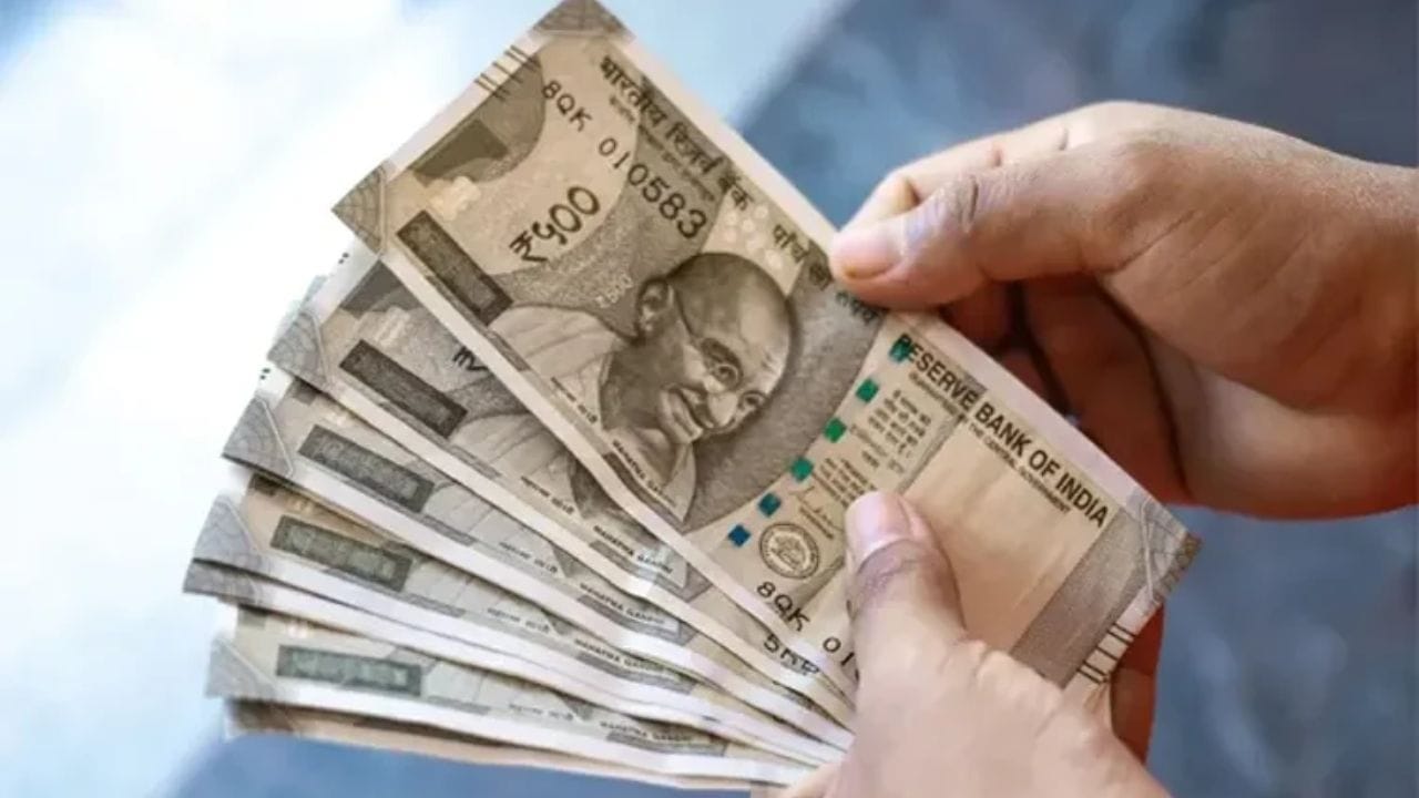 తాత్కాలిక సుఖాలకు చెక్:చాలామంది జీతం చేతికి రాగానే వెంటనే ఖర్చు చేస్తుంటారు. అలా కాకుండా, అందులో కొంత భాగాన్ని భవిష్యత్తు కోసం దాచిపెట్టే అలవాటు ఉన్నవారు ఆర్థిక విషయాల్లో గొప్ప విజయాలు సాధించే అవకాశం ఎక్కువగా ఉంటుంది. సైకాలజీలో దీనిని 'డిలేడ్ గ్రాటిఫికేషన్' అంటారు. అంటే తాత్కాలిక సుఖాల కోసం డబ్బును వృథా చేయకుండా ఆదా చేయడం. ఇలా చేయడం వల్ల భవిష్యత్తులో ఇతరులపై ఆధారపడాల్సిన అవసరం రాదు.