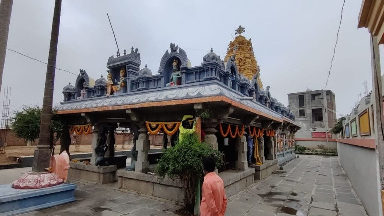 వివరాల్లోకి వెళ్తే.. క్రీస్తు శకం 1314వ సంవత్సరంలో కాకతీయుల కాలంలో ఈ ఆలయాన్ని నిర్మించినట్లు గుడిలోని శాసనాల ద్వారా తెలుస్తోంది. ఈ ఆలయ ప్రత్యేకత ఏమిటంటే మూల విగ్రహాల ప్రతిష్ఠకు ముందే ఇక్కడ నందా దీపాన్ని ప్రతిష్ఠించారట. అప్పటి నుంచి నేటి వరకు ఈ దీపం ఆరకుండా ప్రకాశిస్తూనే ఉందట. ఆలయానికి వచ్చిన భక్తులు ఈ దీపానికి నూనెను సమర్పిస్తూ దాని జ్వాల ఆరిపోకుండా చూసుకుంటున్నారట.