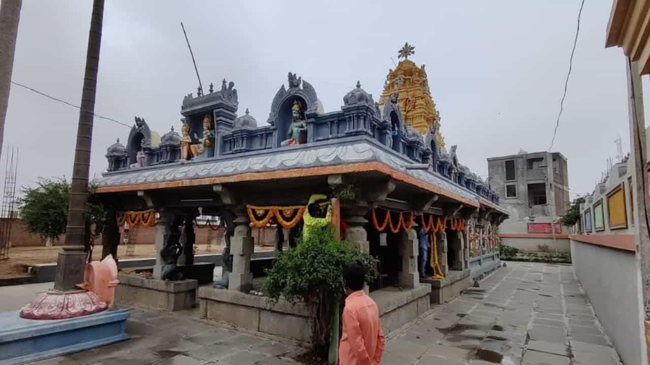 వివరాల్లోకి వెళ్తే.. క్రీస్తు శకం 1314వ సంవత్సరంలో కాకతీయుల కాలంలో ఈ ఆలయాన్ని నిర్మించినట్లు గుడిలోని శాసనాల ద్వారా తెలుస్తోంది. ఈ ఆలయ ప్రత్యేకత ఏమిటంటే మూల విగ్రహాల ప్రతిష్ఠకు ముందే ఇక్కడ నందా దీపాన్ని ప్రతిష్ఠించారట. అప్పటి నుంచి నేటి వరకు ఈ దీపం ఆరకుండా ప్రకాశిస్తూనే ఉందట. ఆలయానికి వచ్చిన భక్తులు ఈ దీపానికి నూనెను సమర్పిస్తూ దాని జ్వాల ఆరిపోకుండా చూసుకుంటున్నారట.