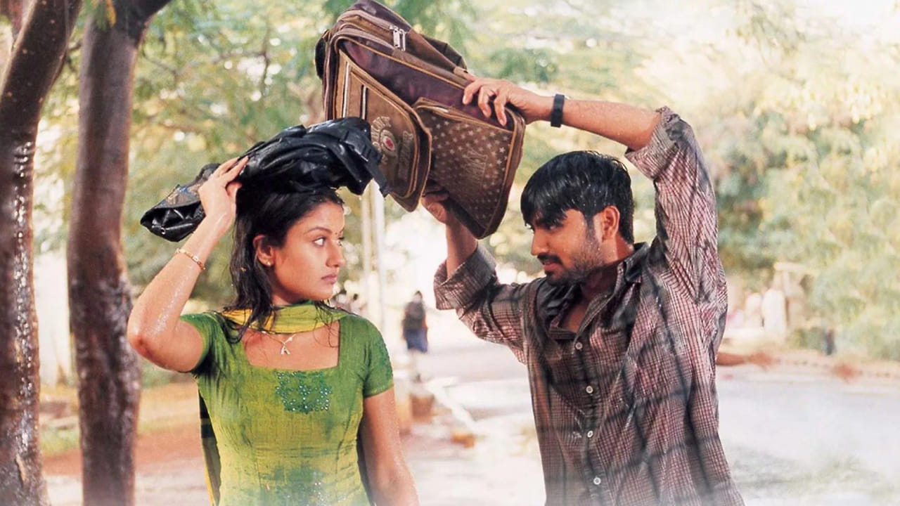 సహనటి సోనియా అగర్వాల్తో తన అనుబంధాన్ని పంచుకుంటూ, 2006లో ఆమె వివాహం తర్వాత 13 ఏళ్ల వరకు మళ్లీ కలుసుకోలేదని చెప్పారు. ఒక ఫ్రెండ్ బర్త్డే పార్టీలో ఆమెను కలిసినప్పుడు, మొదట తనను గుర్తుపట్టలేదని, "హాయ్ సోనియా" అని తాను పిలిచినప్పుడు "హాయ్" చెప్పి వెళ్లిపోతుండగా, "హలో మేడమ్, మీ నా ఫస్ట్ ఫిల్మ్ హీరోయిన్" అనగానే "రవి!" అని ఆనందంగా ఆలింగనం చేసుకుందని రవి కృష్ణ తెలిపారు. ఆ సందర్భంలో తీసిన ఫోటో సోషల్ మీడియాలో వైరల్ అయ్యిందని, దాని ఆధారంగా తమిళంలో ఒక ఇంటర్వ్యూ కూడా ఇచ్చానని చెప్పారు. సోనియా అగర్వాల్, దర్శకుడు సెల్వరాఘవన్లను 2006లో వివాహం చేసుకున్నారని కూడా రవి కృష్ణ అన్నారు.