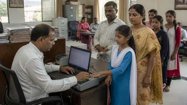 విద్యార్థులకు విద్యాశాఖ కీలక ప్రకటన.. దసరా సెలవుల్లో ఆధార్ క్యాంపులు! ఎందుకంటే..