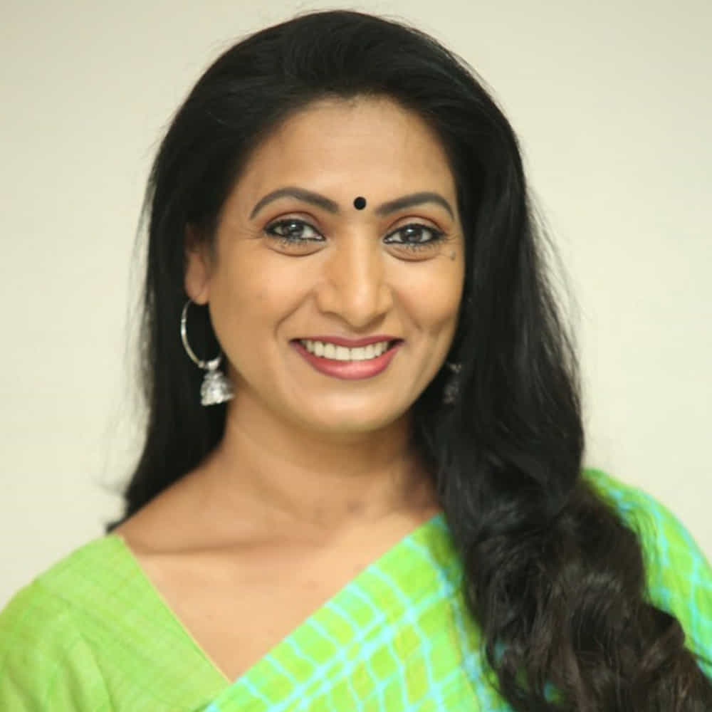 ప్రముఖ నటి అమనీ, లెజెండరీ తార సౌందర్యతో తనకున్న స్నేహబంధాన్ని, వృత్తిపరమైన విలువలను తాజాగా వెల్లడించారు. డైలీ కల్చర్కు ఇచ్చిన ఇంటర్వ్యూలో అమనీ, టాలీవుడ్లోని పలువురు ప్రముఖులతో తనకు మంచి సంబంధాలు ఉన్నాయని తెలిపారు. హీరోలలో నరేష్, రాజేంద్రప్రసాద్, జగపతి బాబు, సుమన్, వినోద్ కుమార్, నాగార్జున, బాలకృష్ణ వంటి వారితో తాను బానే ఉంటానని పేర్కొన్నారు. అలాగే, రమ్యకృష్ణ, రోజా, ఇంద్రజ, రాశి వంటి హీరోయిన్లతో కూడా మంచి సంబంధాలు ఉన్నాయని, చూసినప్పుడు బానే మాట్లాడుకుంటారని వివరించారు.