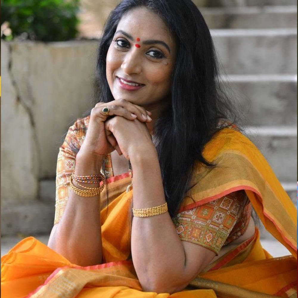 పరిశ్రమలో మంచి, చెడు రెండూ ఉంటాయని, ఏ ప్రొఫెషన్లోనైనా ఇది సహజమేనని ఆమని పేర్కొన్నారు. సరైన మార్గాన్ని ఎంచుకోవడం మన చేతుల్లోనే ఉంటుందని ఆమె నొక్కి చెప్పారు. "చెడు ఉందని తెలిసిన తర్వాత మనం ఎందుకు వెళ్తాం?" అని ప్రశ్నించారు. తాను కూడా ఇలాంటి అనుభవాలను ఎదుర్కొన్నానని, ముఖ్యంగా కొత్త కంపెనీల నుండి, కొత్తగా పరిశ్రమలోకి వచ్చిన వారి నుండి అభ్యంతరకరమైన డిమాండ్లు వచ్చాయని ఆమె తెలిపారు. "ఒకసారి స్ట్రెచ్ మార్క్ ఉందా లేదా చూపిస్తే బాగుంటుంది" అని లేదా "రెండు పీసులు వేసి చూపించండి" అని అడిగేవారని ఆమని గుర్తు చేసుకున్నారు. అప్పుడు పక్కన తన తల్లి, సోదరుడు ఉన్నప్పటికీ అలాంటి అసభ్యకరమైన ప్రశ్నలు ఎదురయ్యేవని ఆమె ఆవేదన వ్యక్తం చేశారు.