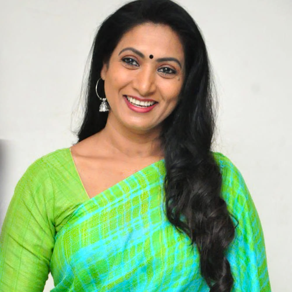 అయితే, సౌందర్య తన బెస్ట్ ఫ్రెండ్ అని, ఆమెతో తన అనుబంధం చాలా లోతైనదని అమనీ స్పష్టం చేశారు. సౌందర్యతో తన స్నేహానికి గల కారణాలను అమనీ వివరిస్తూ, ఇద్దరి మాతృభాష కన్నడ కావడమే ప్రధాన కారణమని తెలిపారు. ఇద్దరూ బెంగళూరుకు చెందినవారు కావడంతో, వారి జీవనశైలి, ఆలోచనలు కూడా ఒకేలా ఉండేవని అన్నారు. అప్పట్లో డిజిటల్ యుగం లేనందున, వారి రాపో చాలా ప్రత్యేకంగా ఉండేదని గుర్తుచేసుకున్నారు. షూటింగ్ సెట్‌లలో పాటలు పాడుకుంటూ, ముఖ్యంగా ఓల్డ్ కన్నడ పాటలు అంటే ఇద్దరికీ పిచ్చి అని చెప్పారు.