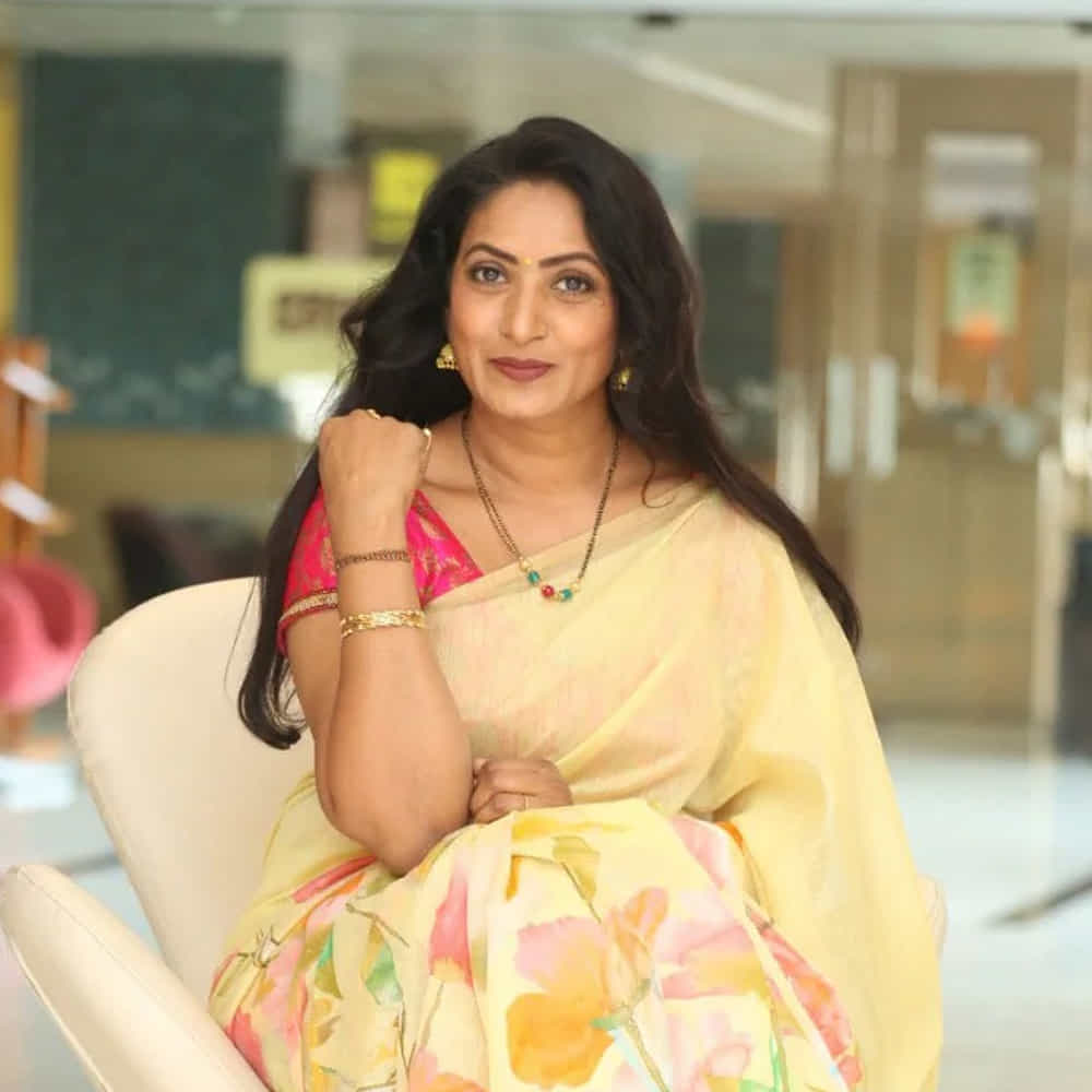 సౌందర్య తన స్కూల్ డేస్ విషయాలు, కుటుంబ సమస్యలు తనతో పంచుకునేవారని, తాను కూడా అలాగే చేసేదానినని అమనీ తెలిపారు. భవిష్యత్ ప్రణాళికలు, పెళ్లి చేసుకుంటే ఎలా ఉండాలి అనే విషయాలపై కూడా చర్చించుకునేవారమని అన్నారు. ఈ లోతైన చర్చలలో సౌందర్య వృత్తిపరమైన వైఖరి గురించి కూడా సంభాషణలు జరిగాయని అమనీ వెల్లడించారు. తాను ఎక్స్ పోజింగ్కు ఒప్పుకునేదానిని కాబట్టి, సౌందర్యను "ఎందుకు నువ్వు ఎక్స్ పోజ్ అంటే ఒప్పుకోవు?" అని అడిగేదానినని చెప్పారు.