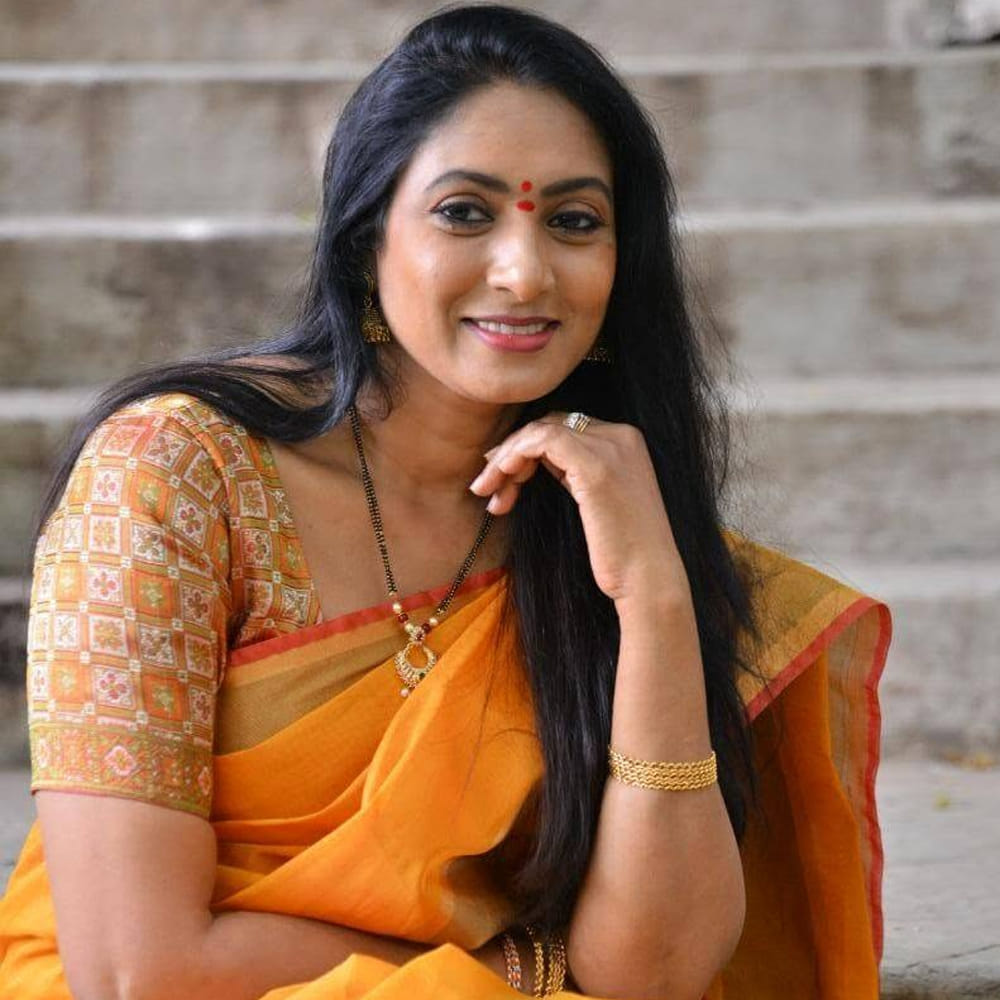 అలాంటి పరిస్థితుల్లో తమకు సినిమా తీయడానికి వచ్చారా లేక ఇతర ఉద్దేశాలతో వచ్చారా అనేది అర్థమవుతుందని ఆమని వివరించారు. ప్రముఖ నిర్మాణ సంస్థలు, పెద్ద డైరెక్టర్లు కేవలం నటన, డ్యాన్స్ వంటి సినిమాకు సంబంధించిన విషయాలనే అడుగుతారని, కానీ కొత్త వారు వ్యక్తిగత వివరాలను, శారీరక లక్షణాలను అడుగుతారని ఆమె చెప్పారు. అలాంటి అభ్యంతరకరమైన కోరికలు వచ్చినప్పుడు "లేదు సార్, నాకు తెలియదు, నేనైతే అలా చేయను" అని చెప్పి, ఆ అవకాశాలను వదులుకుని తిరిగి వచ్చేశానని ఆమని తెలిపారు. "మీకు అంత అవసరం ఉంటే నన్ను హీరోయిన్గా వేసుకోండి, నేను స్విమ్సూట్ వేసుకోవడానికి సిద్ధమే, కానీ ఇక్కడ బట్టలు విప్పి చూపించడం కుదరదు" అని స్పష్టంగా చెప్పిన సందర్భాలు కూడా తనకు ఎన్నో ఉన్నాయని ఆమె గుర్తు చేసుకున్నారు.