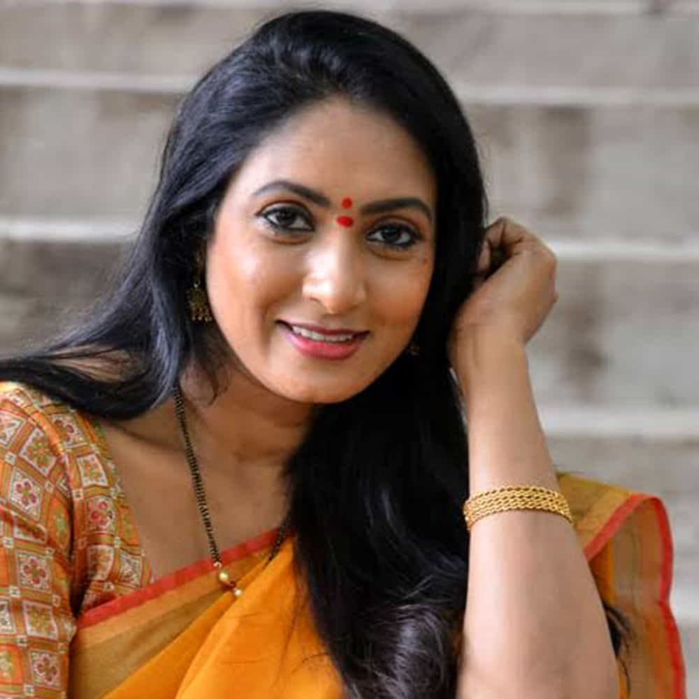 కొన్నిసార్లు అడ్వాన్స్ ఇచ్చిన తర్వాత కూడా "డైరెక్టర్, ఫైనాన్సర్ బీచ్ దగ్గర స్టోరీ డిస్కషన్ పెడుతున్నారు, మిమ్మల్ని రమ్మంటున్నారు" అని మేనేజర్ ద్వారా కబురు పంపేవారని ఆమని పేర్కొన్నారు. "ఫైనాన్సర్ నన్నెందుకు చూడాలి? చూడాలంటే డైరెక్టర్ లేదా హీరో చూడాలి" అని ఆమె ప్రశ్నించారు. "అమ్మగారు రానవసరం లేదు, మీరు మాత్రమే వస్తే చాలు" అనే మాట వినగానే వారి ఉద్దేశం అర్థమైపోయేదని, అలాంటి వాటిని సున్నితంగా తిరస్కరించేవారని ఆమని తెలిపారు. తన తల్లి మద్దతు తనకు ఎప్పుడూ ఉండేదని, ఒంటరిగా ఎక్కడికీ పంపేవారు కాదని ఆమె చెప్పారు.