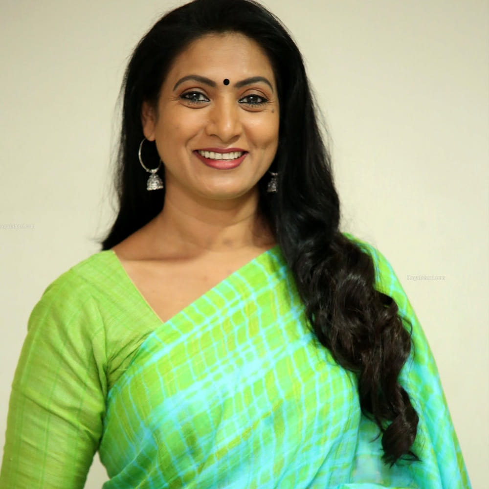 సినిమా పట్ల ప్రేమతో, నటన పట్ల ప్యాషన్తో వచ్చేవారు ఇలాంటి తప్పులు చేయరని, వారికి ఇలాంటి అనుభవాలు ఎదురవని ఆమని అభిప్రాయపడ్డారు. కేవలం ఇతర ఉద్దేశాలతో వచ్చేవారి వల్లే పరిశ్రమలో ఇలాంటి సమస్యలు తలెత్తుతాయని ఆమె స్పష్టం చేశారు. ఏ అమ్మాయి కూడా చెడు దారిలో వెళ్లాలని అనుకోదని, అందరూ హీరోయిన్ కావాలనే కలలతోనే వస్తారని, అయితే కొన్నిసార్లు నమ్మకం, అమాయకత్వం వల్ల కొన్ని తప్పులు జరిగిపోవచ్చని ఆమె ఆవేదన వ్యక్తం చేశారు.