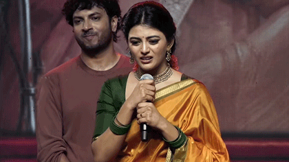 స్టేజ్ పైనే కన్నీళ్లు పెట్టుకున్న హీరోయిన్