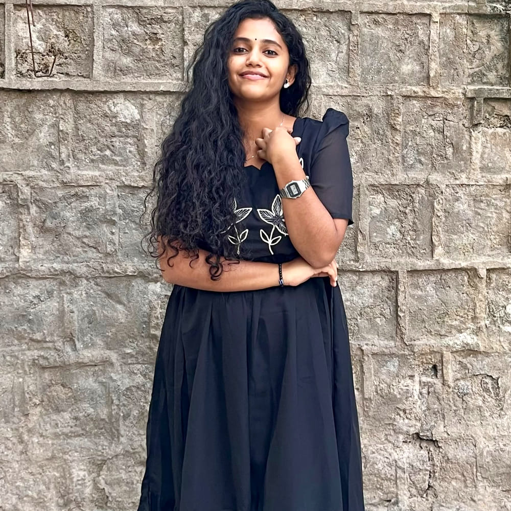  అనీ షేర్ చేస్తున్న ఫొటోలు, వీడియోలు నెటిజన్ల దృష్టిని ఆకర్షిస్తున్నాయి. తన స్టైలిష్ లుక్స్‌తో పాటు అందమైన చిరునవ్వుతో అభిమానులను ఫిదా చేస్తోంది. ఒకప్పుడు చిన్నారిగా సినిమాల్లో చూసిన ప్రేక్షకులు, ఇప్పుడు ఆమెను కొత్త రూపంలో చూసి ఆశ్చర్యపోతున్నారు. దీంతో ఆమె ఫొటోల కింద నెటిజన్లు ఆసక్తికరమైన కామెంట్లు చేస్తున్నారు. చైల్డ్ ఆర్టిస్ట్‌గా మొదలైన ఆమె ప్రయాణం ఇప్పుడు కొత్త దిశగా సాగుతుండటంతో, భవిష్యత్తులో హీరోయిన్‌గా మరిన్ని అవకాశాలు అందుకుంటుందా అనే ఆసక్తి అభిమానుల్లో నెలకొంది.