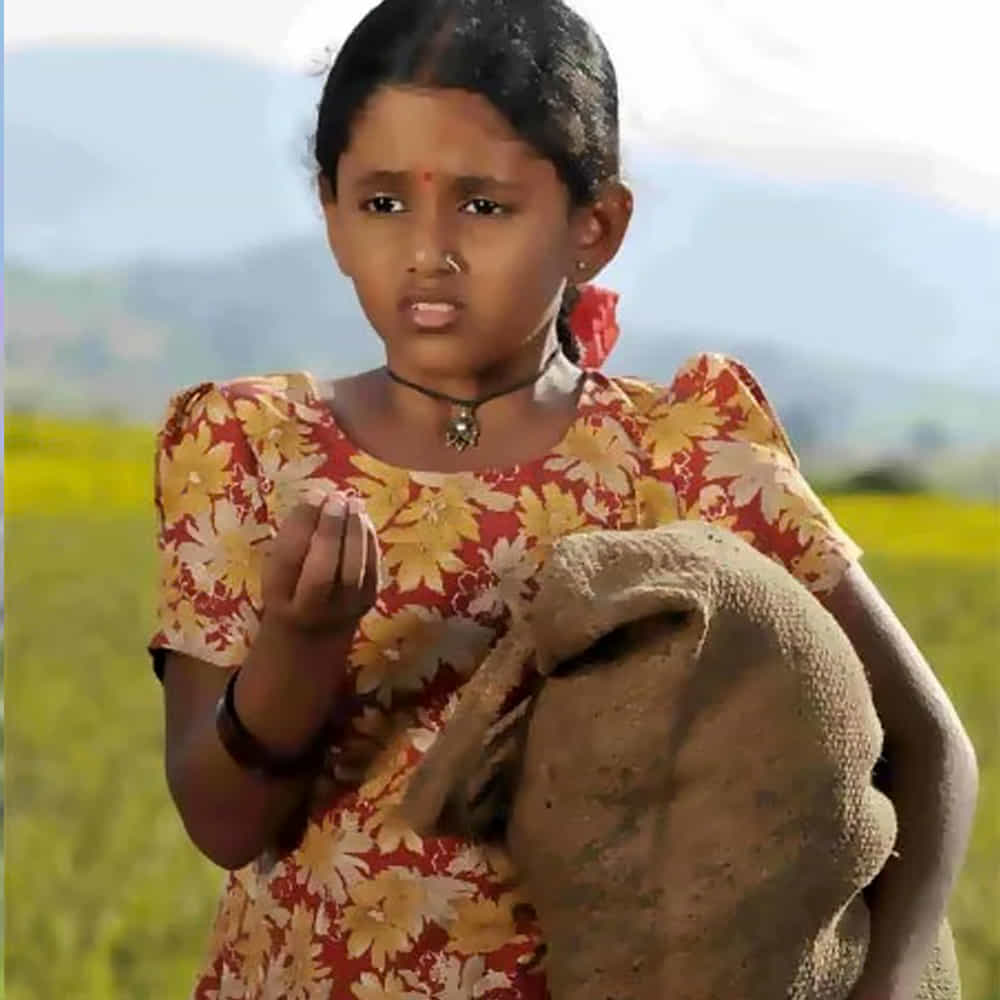 సినిమా ఇండస్ట్రీలో చైల్డ్ ఆర్టిస్టులుగా అడుగుపెట్టి, తమ నటనతో ప్రేక్షకుల మనసులు గెలుచుకున్న వారు చాలామందే ఉన్నారు. చిన్న వయసులోనే స్టార్ హీరోల సినిమాల్లో నటించి గుర్తింపు తెచ్చుకున్న కొందరు, ఆ తర్వాత చదువుపై దృష్టి సారించి కొంతకాలం సినిమాలకు దూరంగా ఉంటారు. మరికొందరు మాత్రం నటనపై ఆసక్తితో హీరోయిన్లుగా, ఇతర పాత్రల్లోనూ తమ అదృష్టాన్ని పరీక్షించుకుంటున్నారు. అలాంటి వారిలో ఒకప్పటి చైల్డ్ ఆర్టిస్ట్ అనీ కూడా ఒకరు. ఒకప్పుడు స్టార్ హీరోల సినిమాల్లో చిన్నారిగా కనిపించిన ఈమె, ఇప్పుడు తన లేటెస్ట్ లుక్స్తో సోషల్ మీడియాలో సందడి చేస్తోంది.